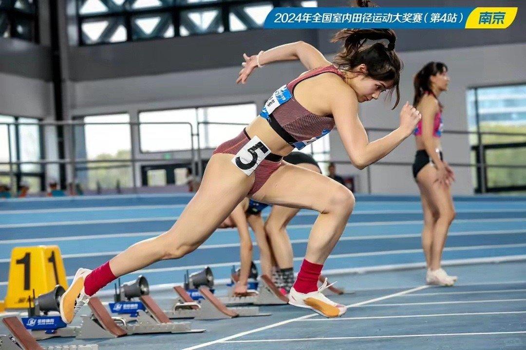 中國20歲田徑女子跨欄選手夏思凝,因其甜美外表及亮麗外形與南韓藝人IU外貌相似,因此有「中國田徑IU」稱號。(微博圖片)