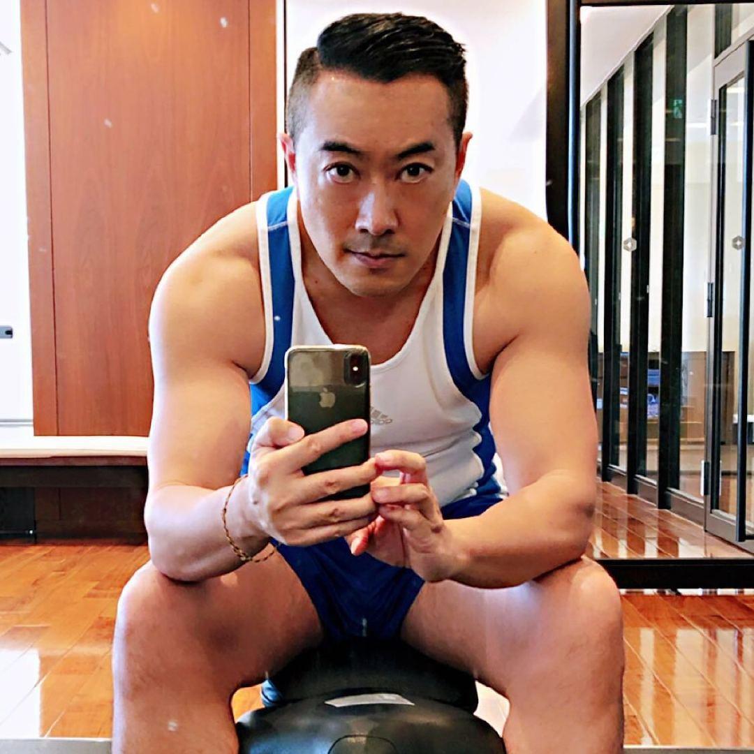 「海港Sir」活躍於社交媒體,經常自拍「Selfie」放照片在社交網站分享。(微博@海港SirHabaSir)