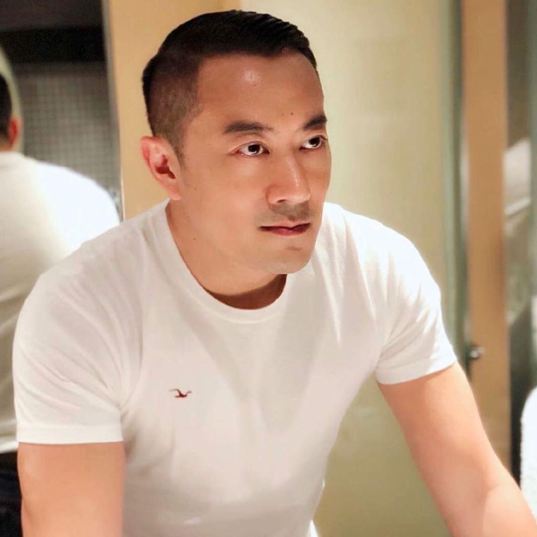 「海港Sir」活躍於社交媒體,經常自拍「Selfie」放照片在社交網站分享。(微博@海港SirHabaSir)