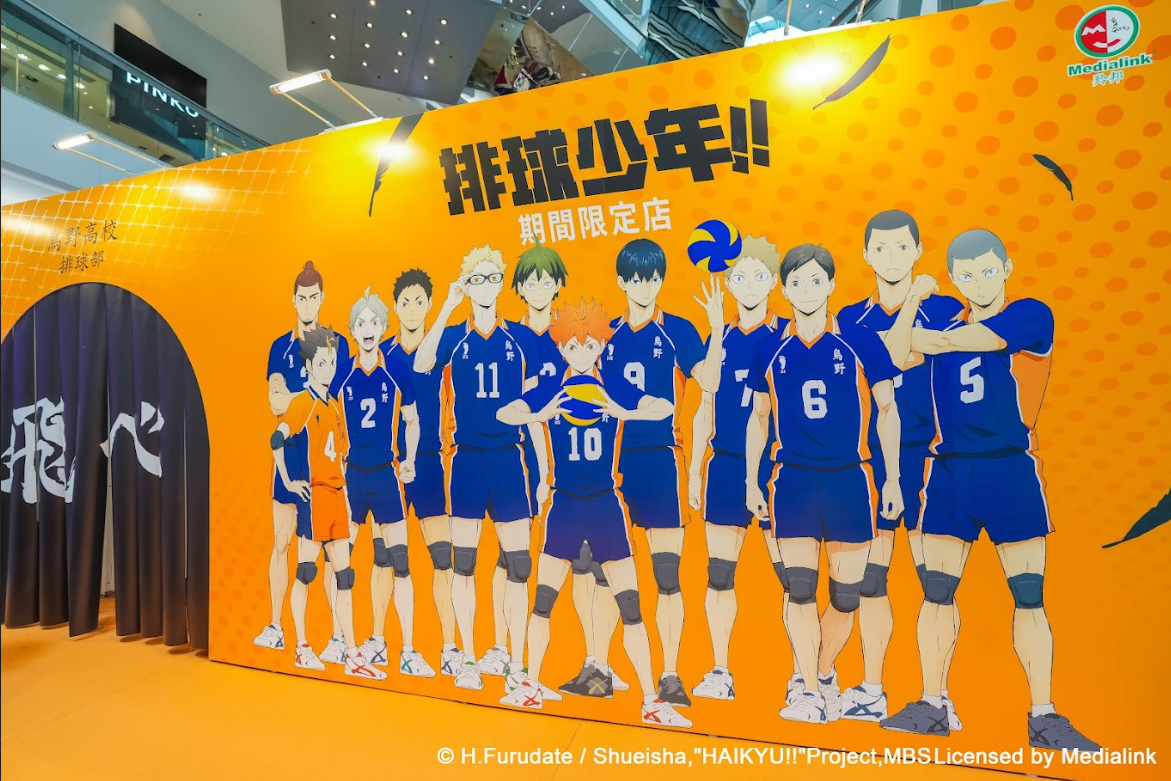 期間限定店發售超過二百款周邊商品,當中有多款於香港首次公開發售,包括T恤、襟章、枱墊、手機帶、衛衣、抱枕等等。