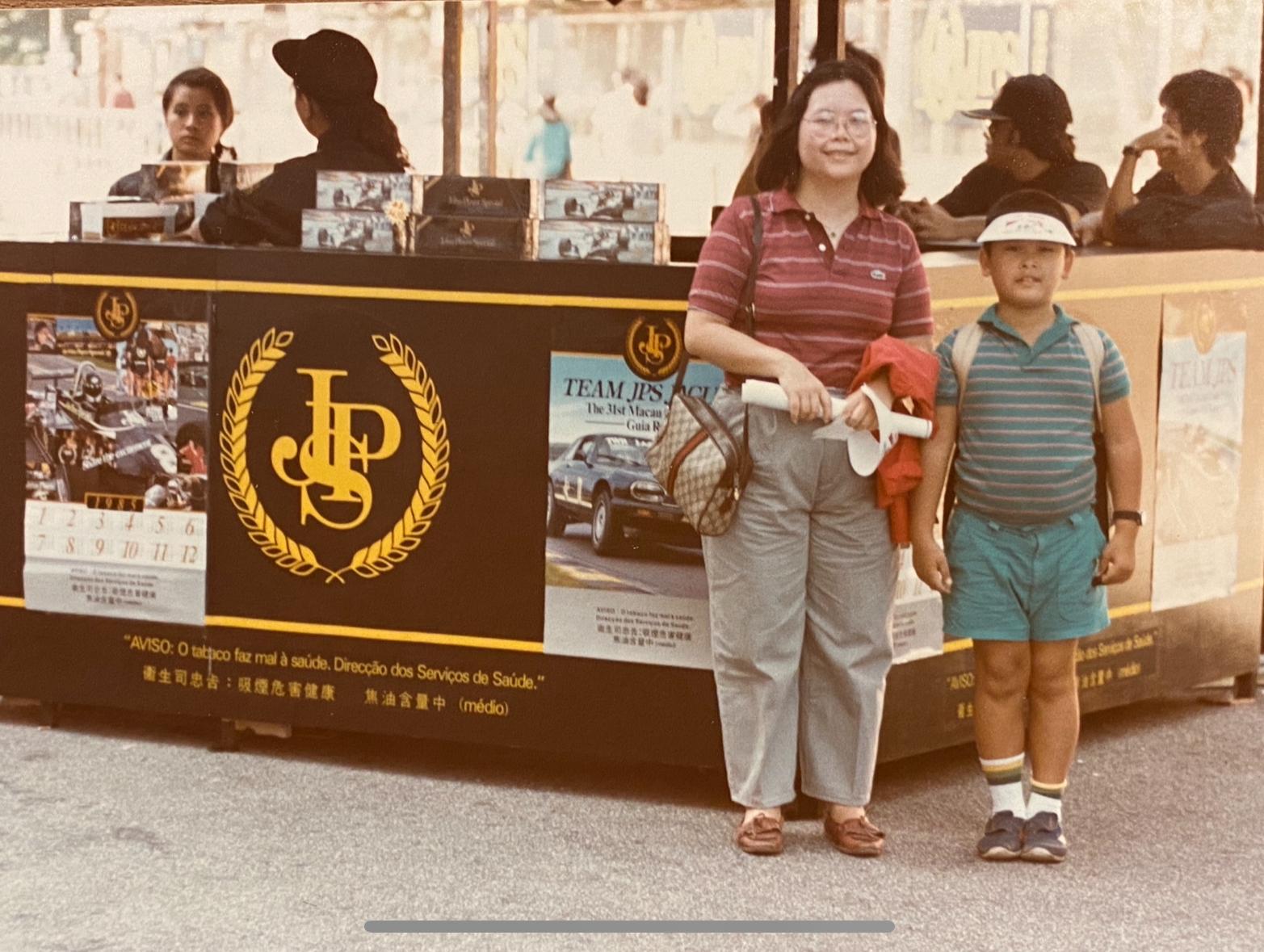 Felix自小喜歡汽車,常跟著爸媽到處看車。