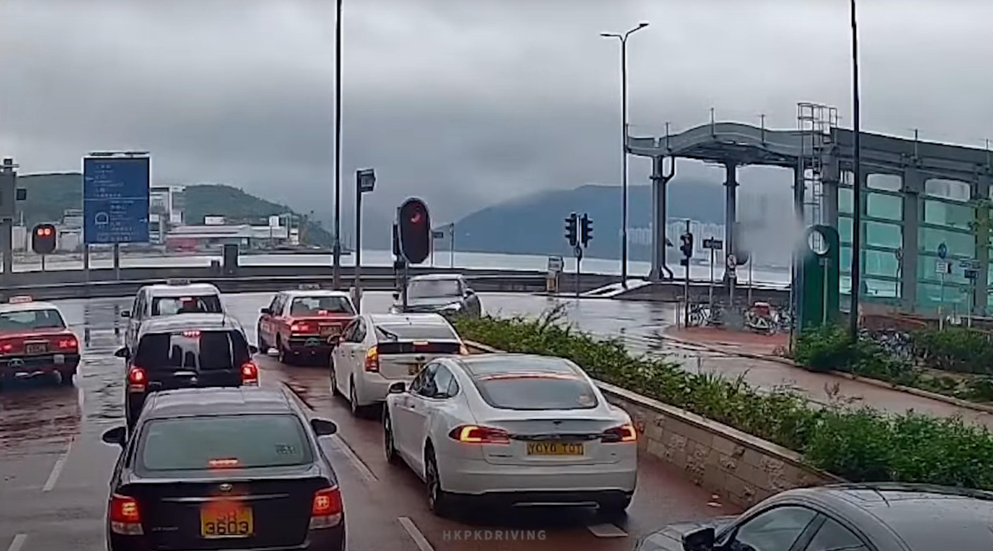 失魂私家車將軍澳撞斷交通燈。(影片截圖)