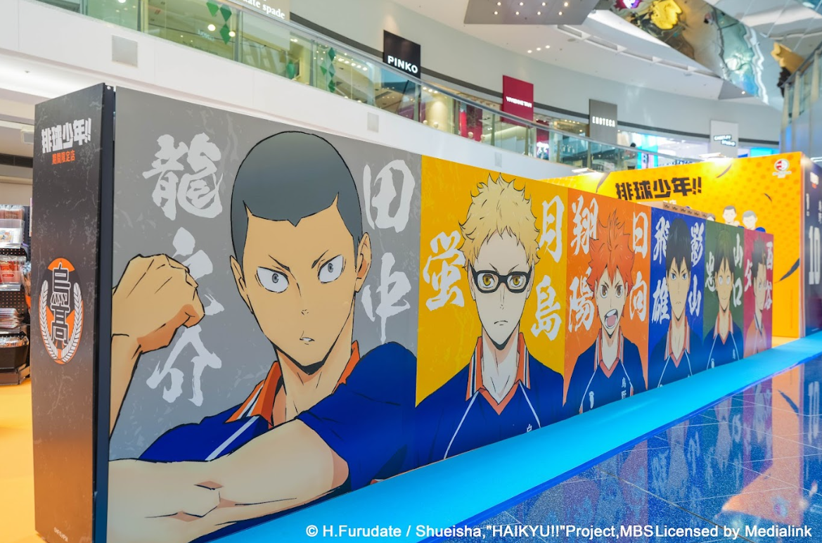 期間限定店發售超過二百款周邊商品,當中有多款於香港首次公開發售,包括T恤、襟章、枱墊、手機帶、衛衣、抱枕等等。