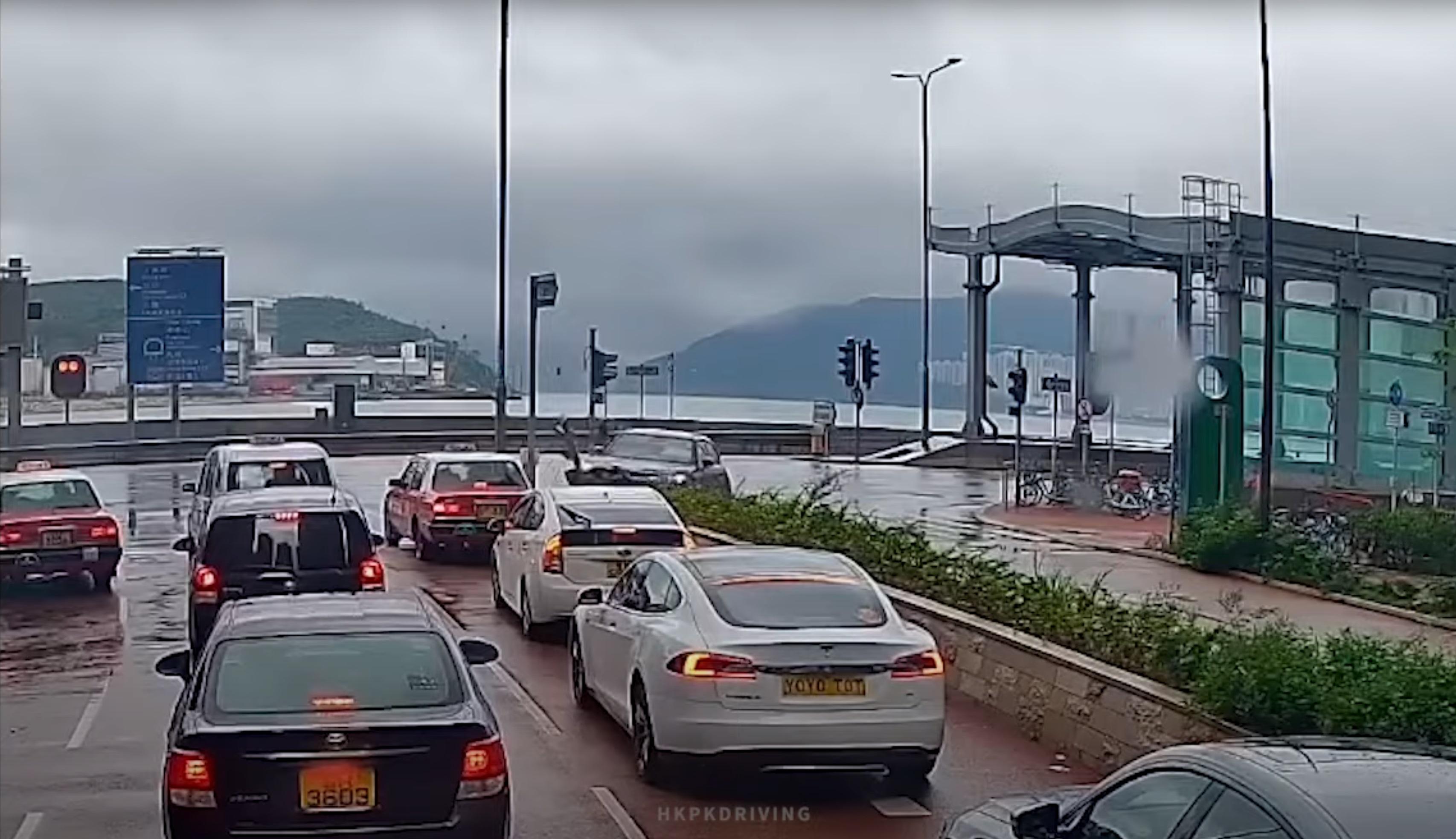 失魂私家車將軍澳撞斷交通燈。(影片截圖)