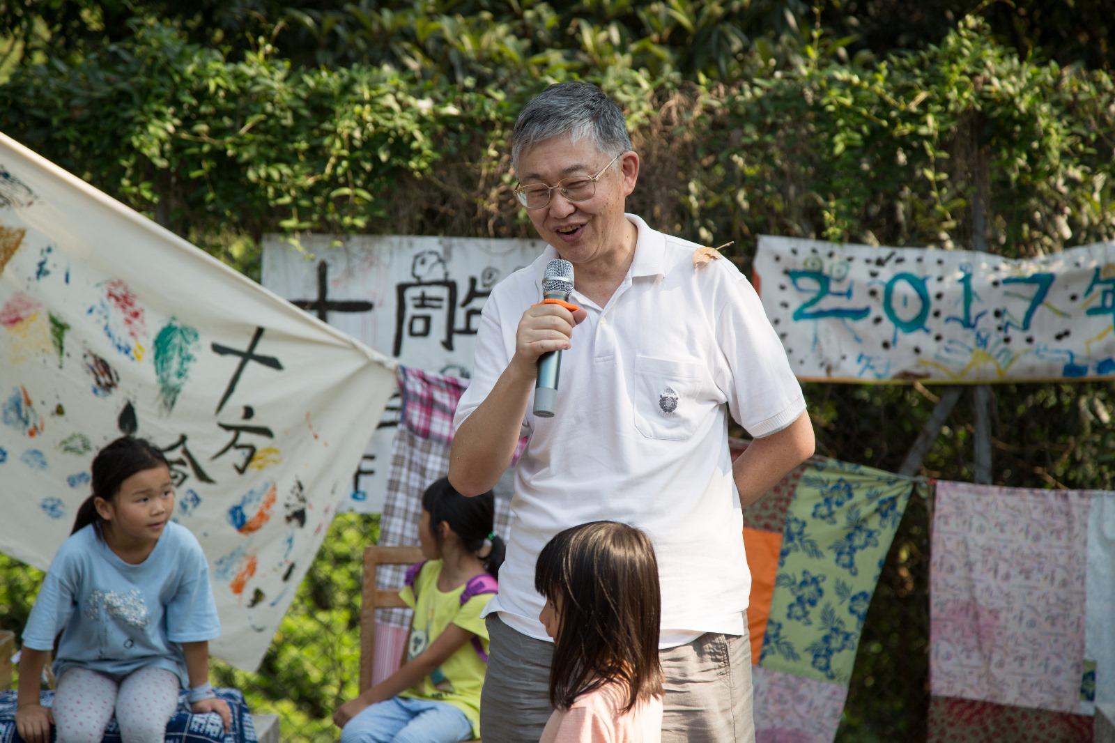 施生主持講座。