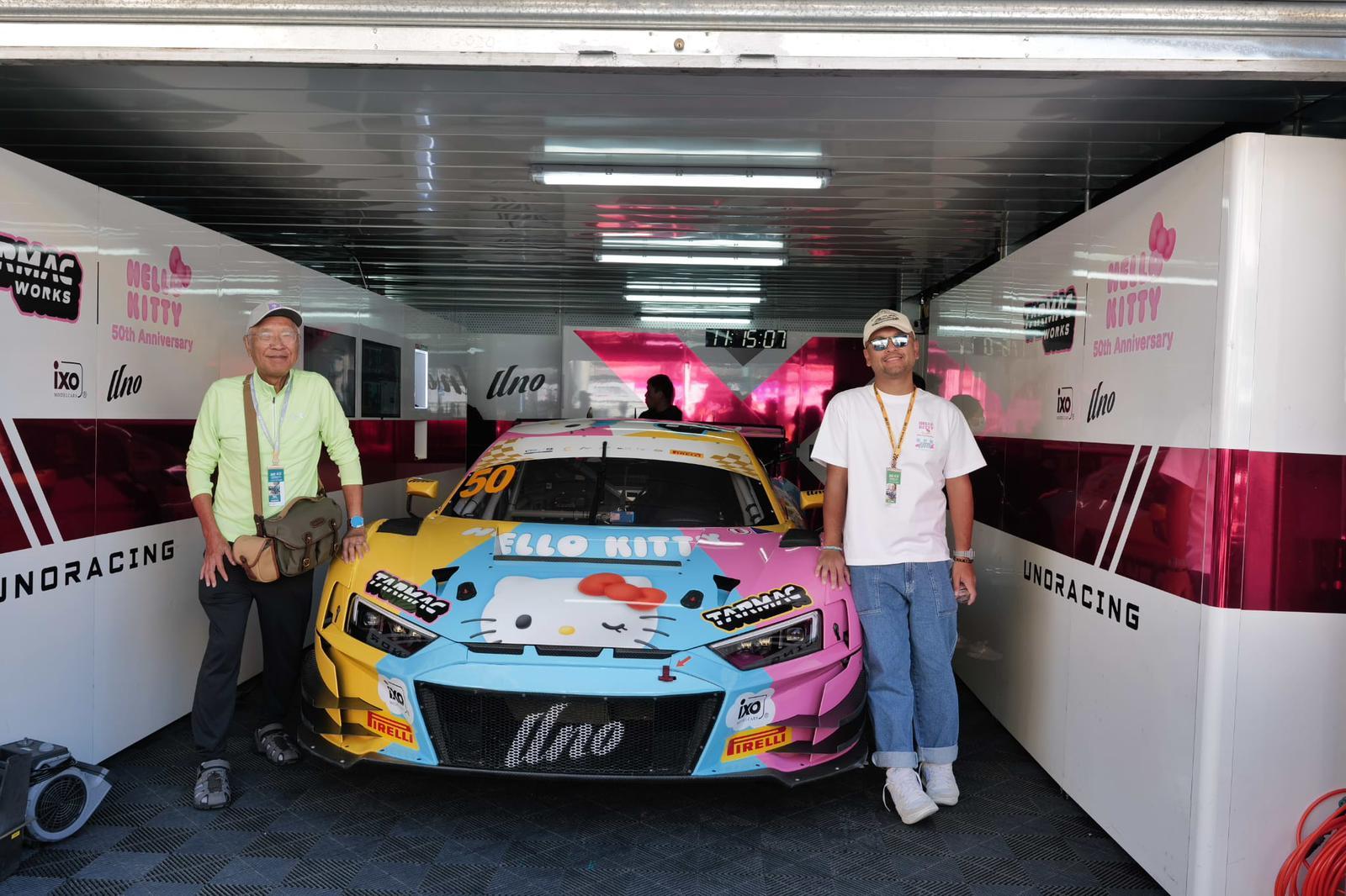 Felix和爸爸(左)都是賽車迷,創立品牌後,便贊助了一輛賽車參賽。