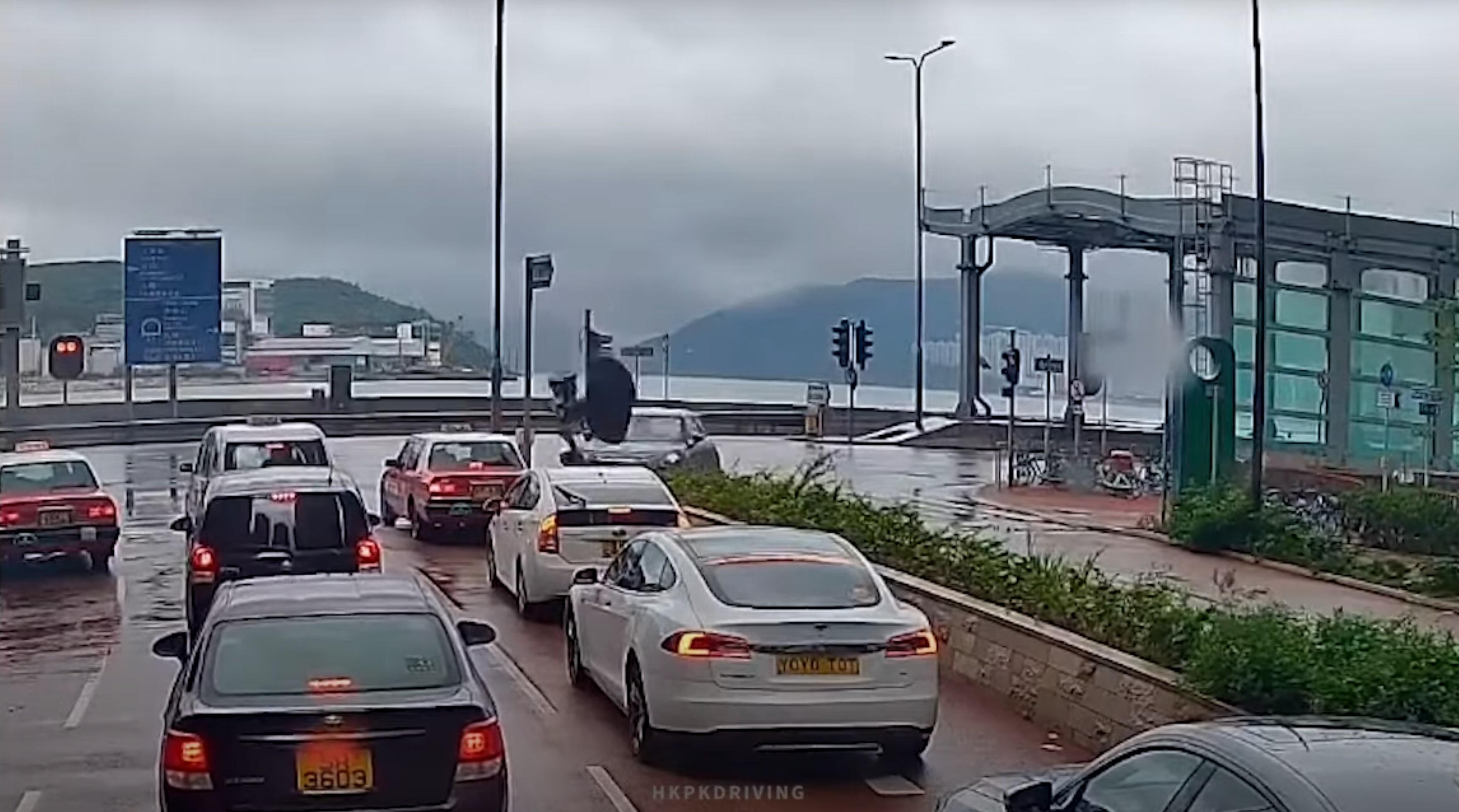 失魂私家車將軍澳撞斷交通燈。(影片截圖)