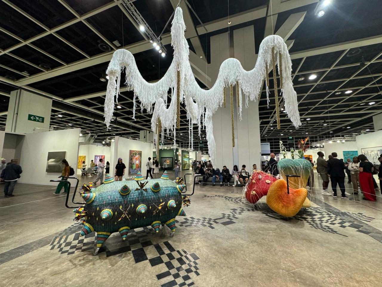 巴塞爾藝術展的巨型裝置,不是追求美,而是出格。