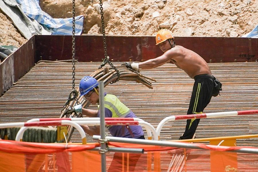 建造商會籲應用《工作暑熱警告下建造業實務指引》,保障建造工人在酷熱天氣下的安全和健康。(資料圖片)