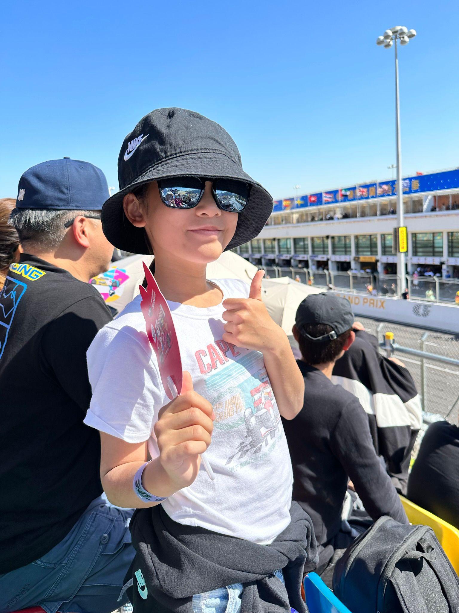 為了令她更喜歡汽車,Felix會帶她看賽車,更於戰車塗上她名字。