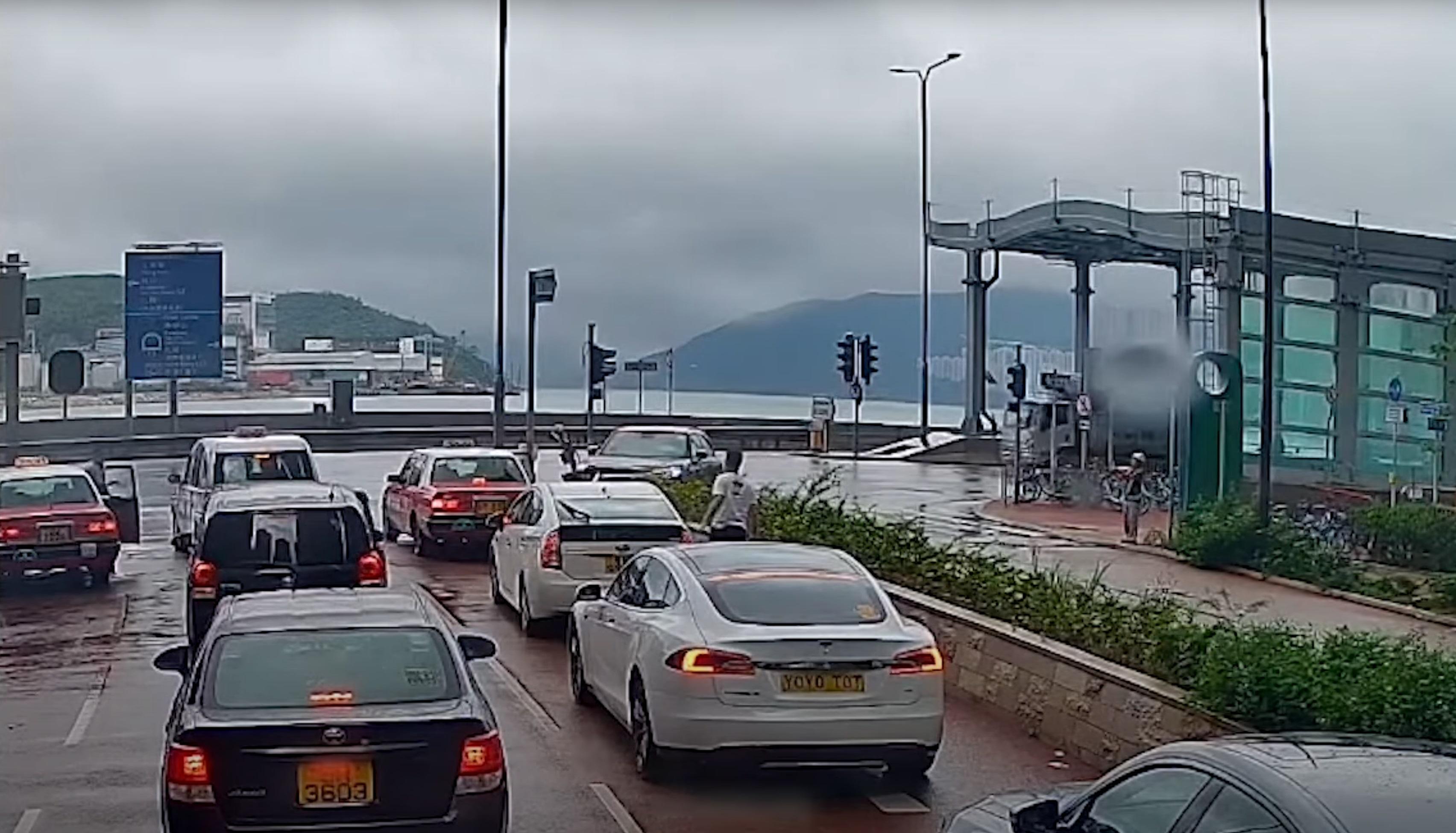 旁邊司機紛紛落車查看情況。(影片截圖)