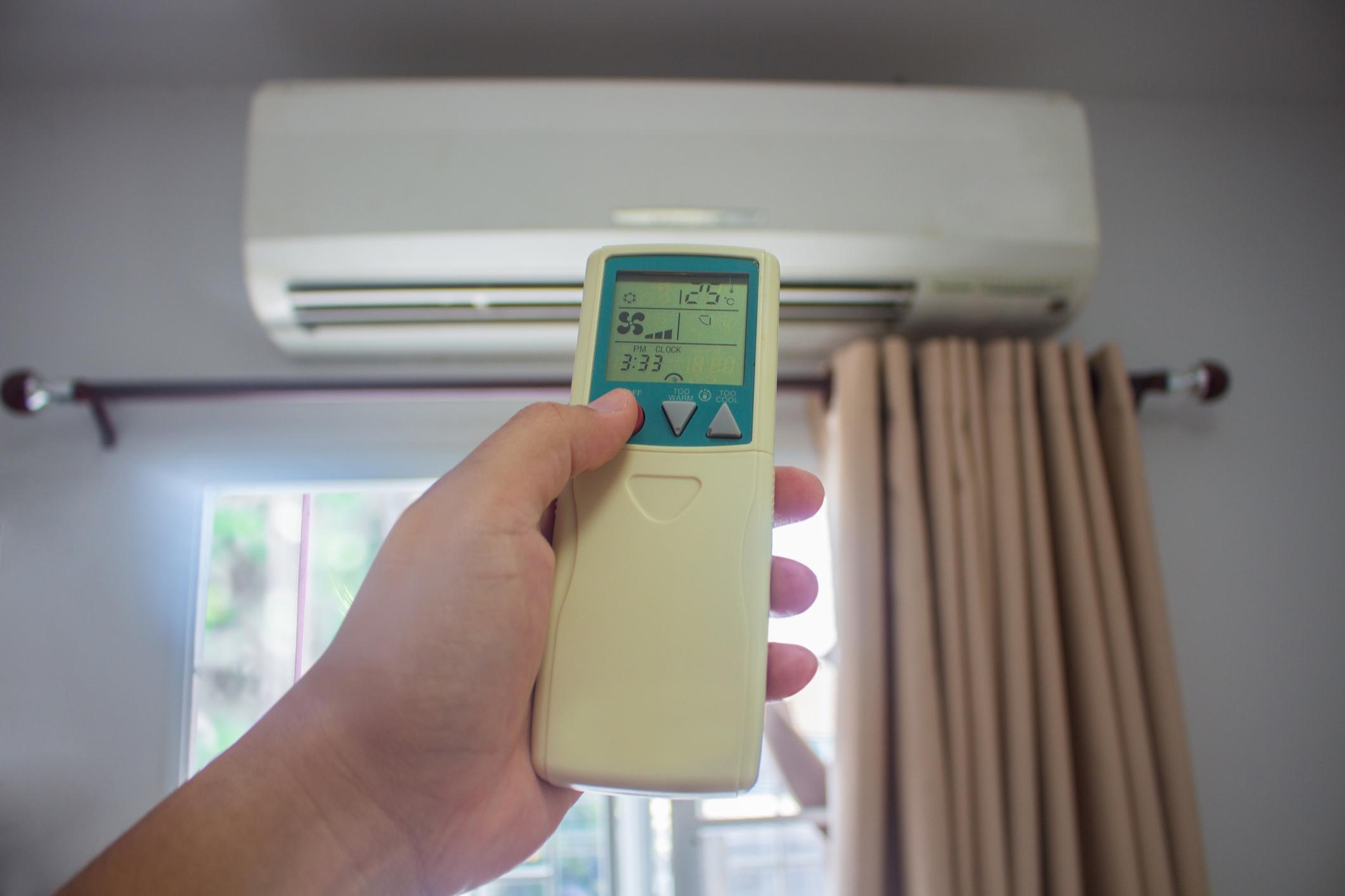 使用冷氣機吹風模式運行約45-50分鐘,同時打開窗戶,可以輕易排走機內的濕氣以和異味。