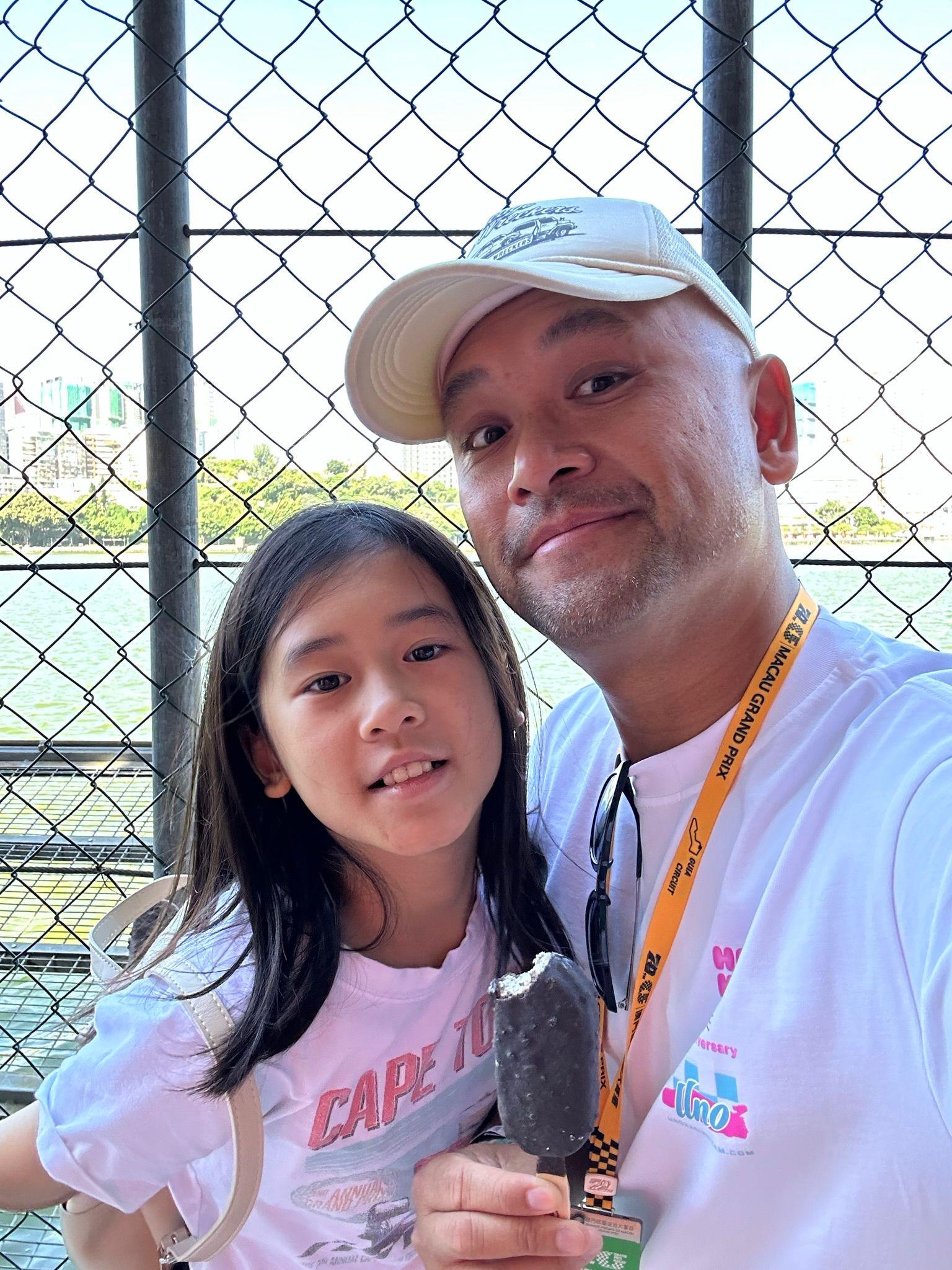 父女親子感情很好。