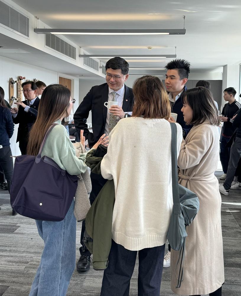 醫院管理局行政總裁高拔陞上周末出席於英國倫敦及曼徹斯特舉辦的招聘活動,介紹本港公營醫療服務的最新情況。(政府新聞處圖)