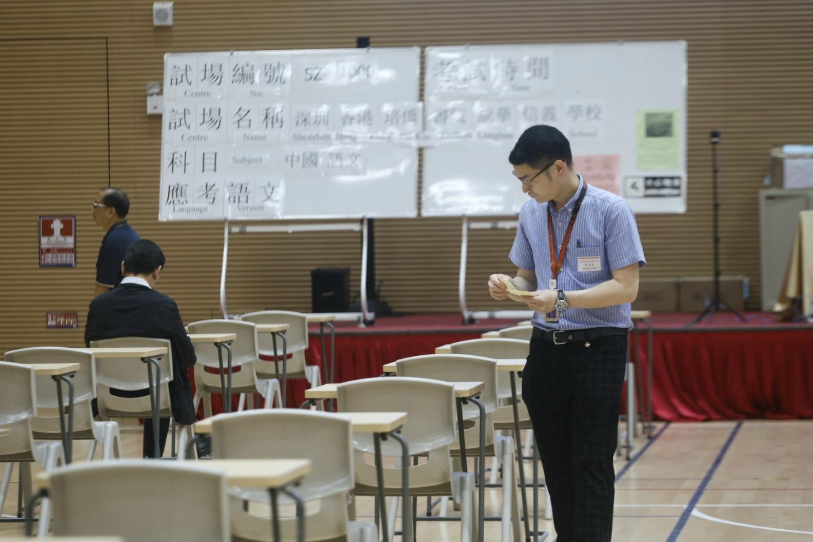 文憑試首個核心科中文科今日開考,今年首次在內地設立兩個試場,分別在深圳及廣州,共有約110名考生在原校應考。(考評局圖片)
