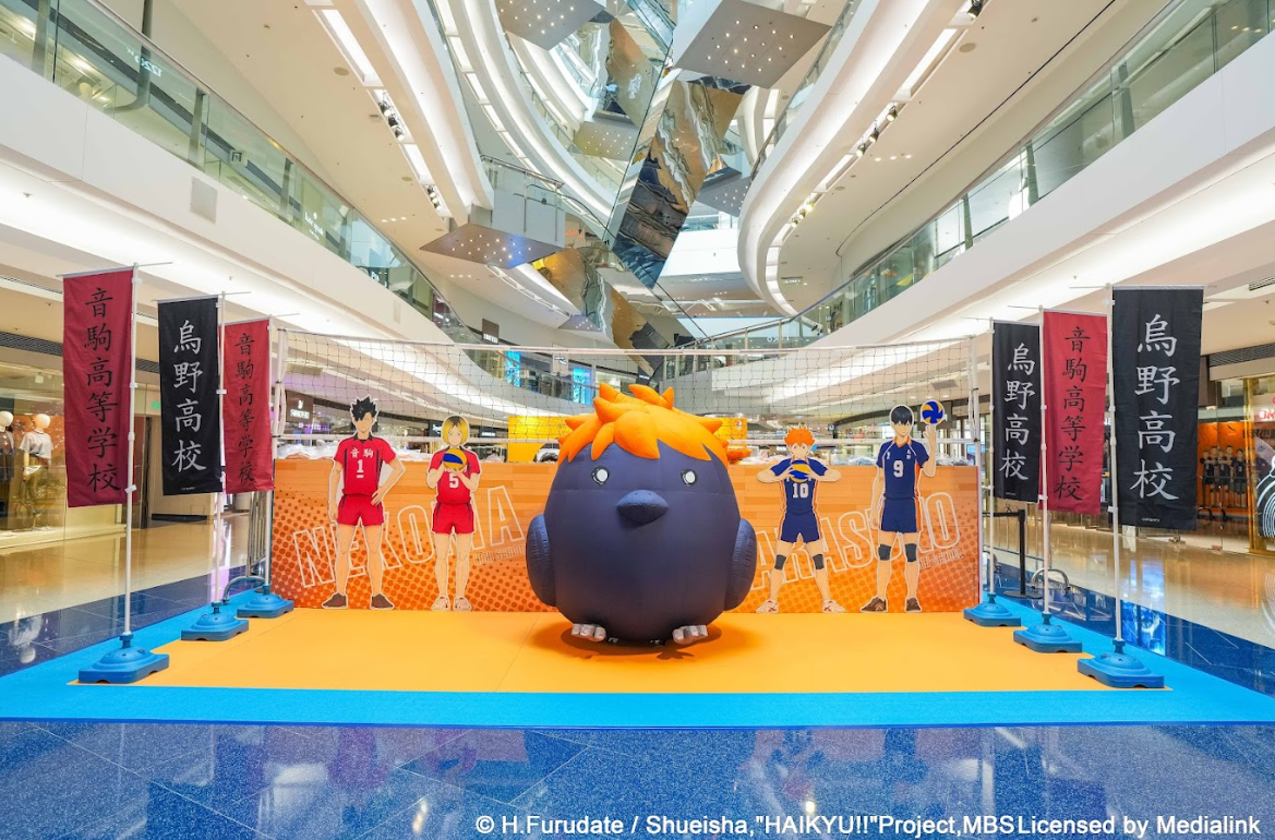 場內掛有《排球少年!!》中出現過的烏野高校和音駒高校校旗,四個角色包括:日向翔陽、影山飛雄、孤爪研磨和黑尾鐵朗亦以1:1等身角色立牌現身