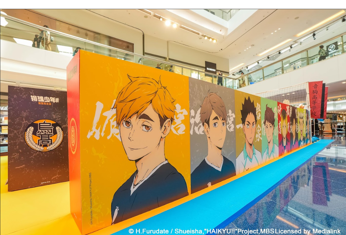 期間限定店發售超過二百款周邊商品,當中有多款於香港首次公開發售,包括T恤、襟章、枱墊、手機帶、衛衣、抱枕等等。