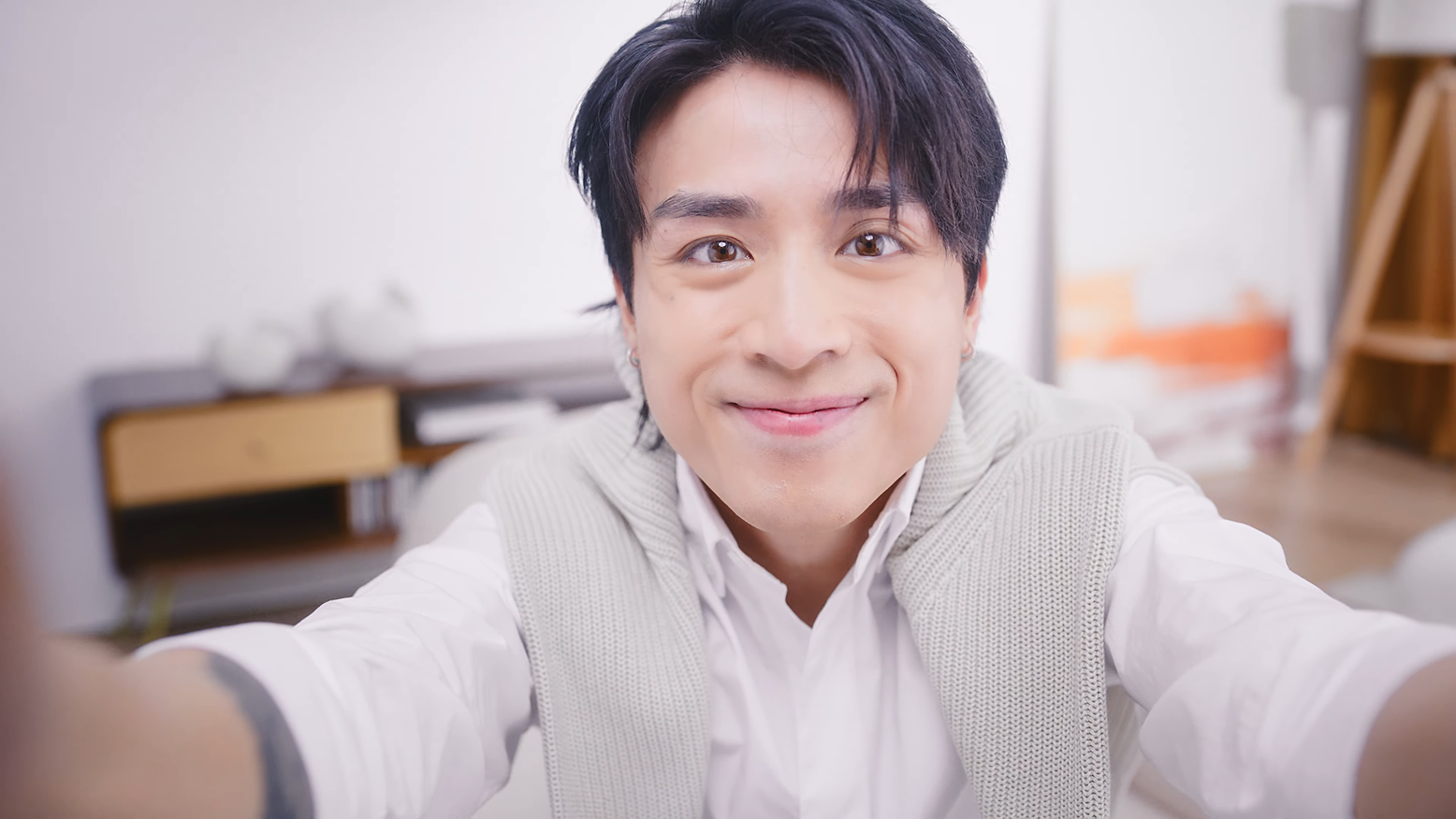 廣告以第一身貓貓可愛視角出發,帶領粉絲近距離窺探AK無瑕底妝的秘密。