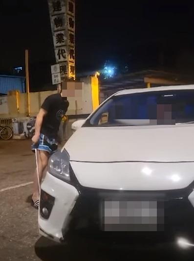 片段中黑衣男子持長螺絲批指嚇私家車司機,期間自稱三合會成員。(網片截圖)
