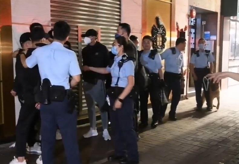 警旺角截查可疑私家車6人被捕 揭司機無牌駕駛等罪檢假車牌