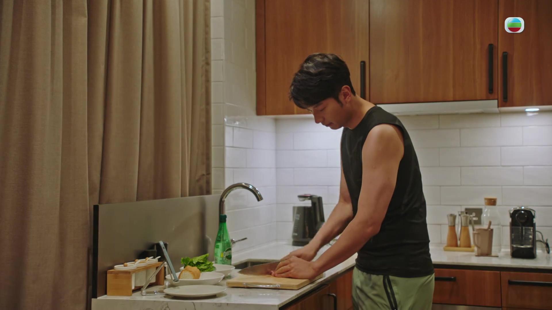 高鈞賢劇中高大靚仔又識整嘢食。