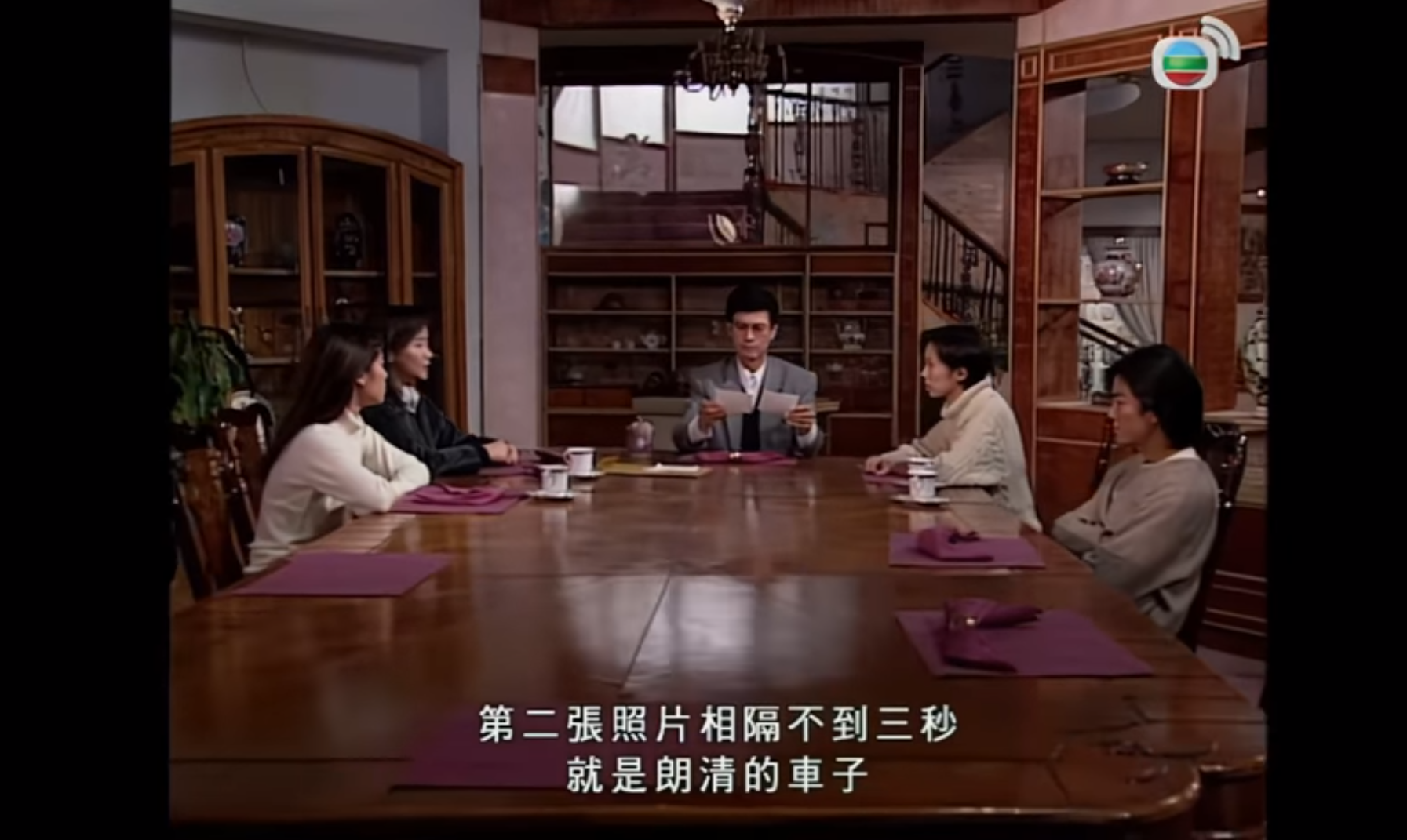 鄭少秋主演《笑看風雲》重播,港股股民憂「丁蟹效應」。(TVB截圖)