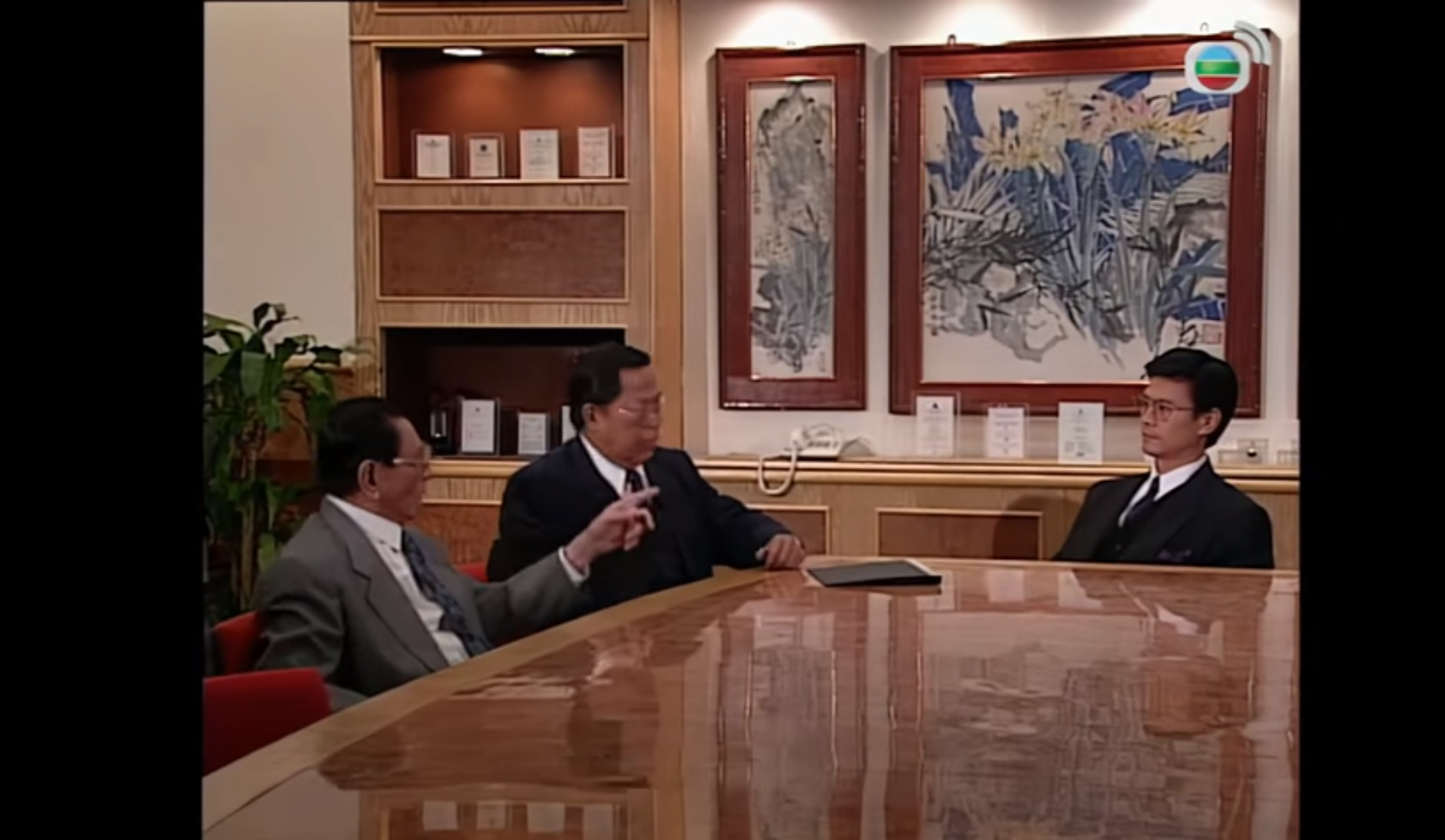 鄭少秋主演《笑看風雲》重播,港股股民憂「丁蟹效應」。(TVB截圖)