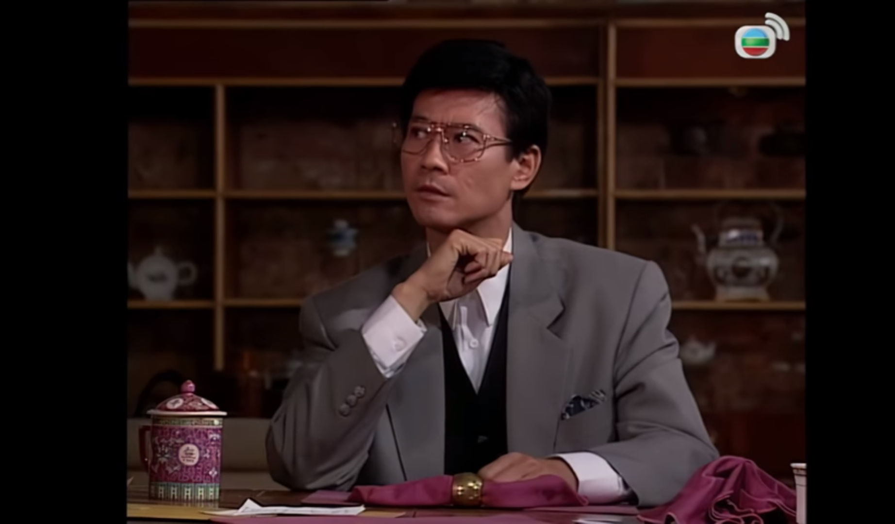 鄭少秋主演《笑看風雲》重播,港股股民憂「丁蟹效應」。(TVB截圖)