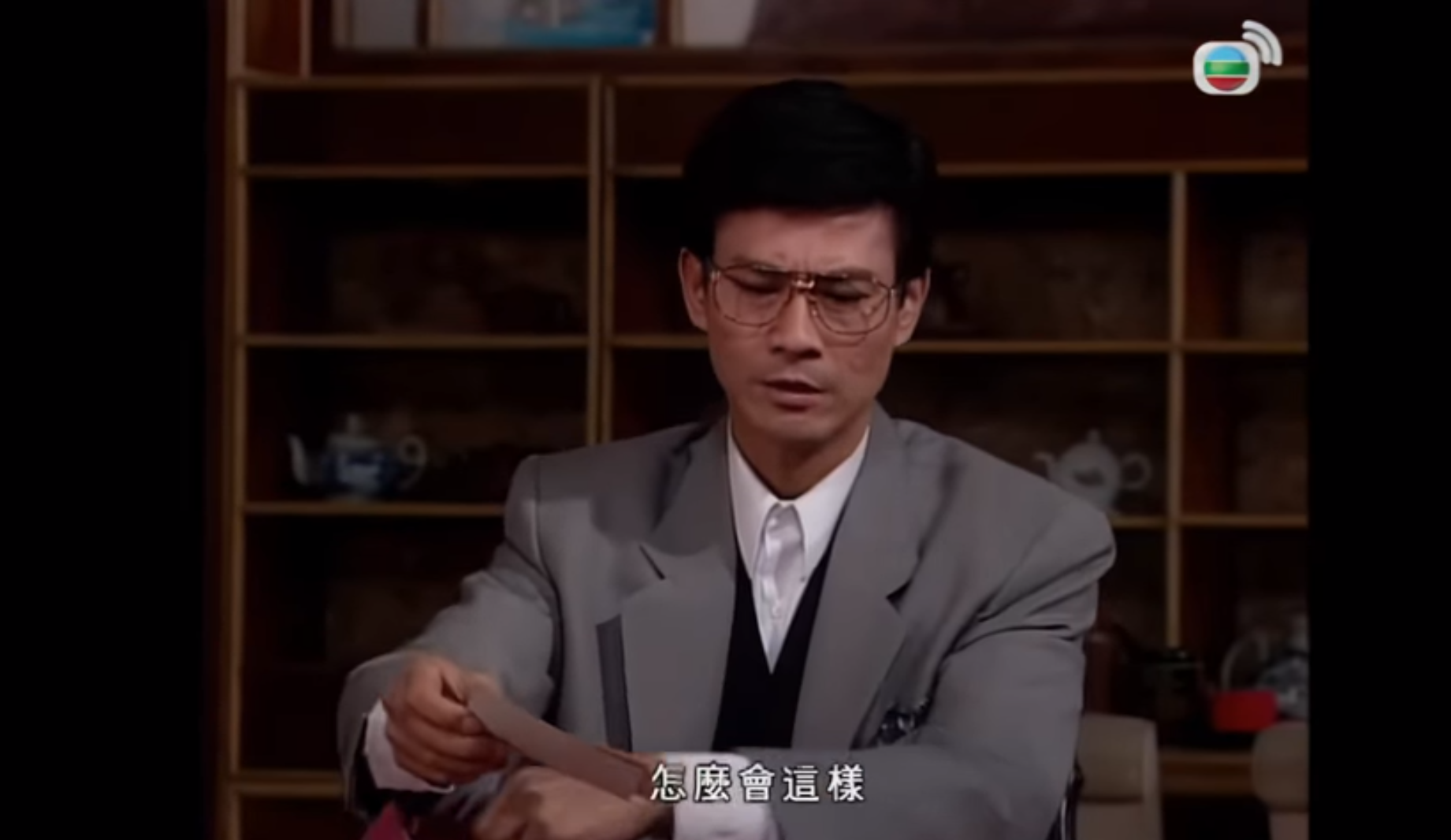 鄭少秋主演《笑看風雲》重播,港股股民憂「丁蟹效應」。(TVB截圖)
