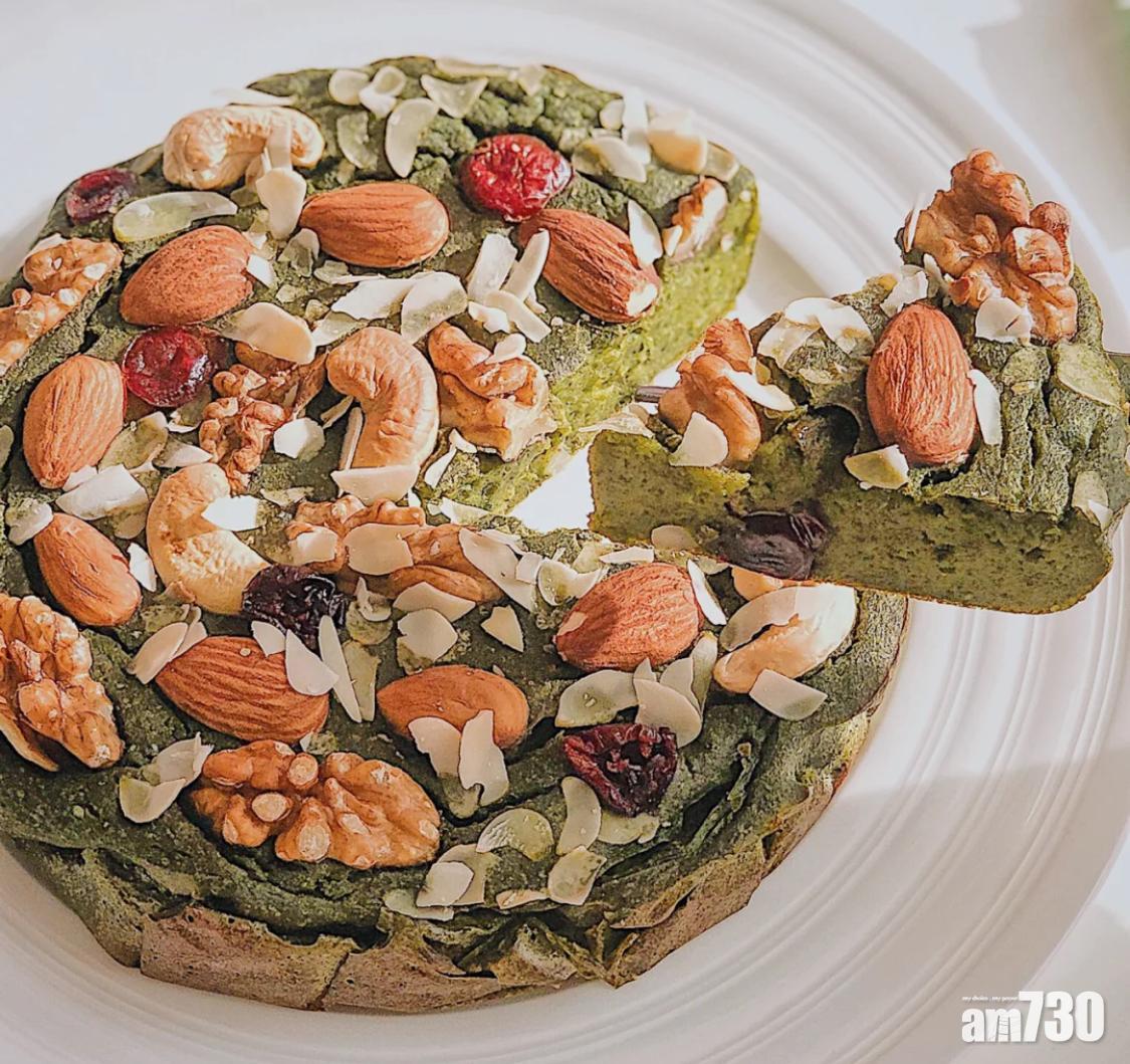 Brownie食譜丨抹茶南瓜Brownie表面放滿堅果,口感豐富。