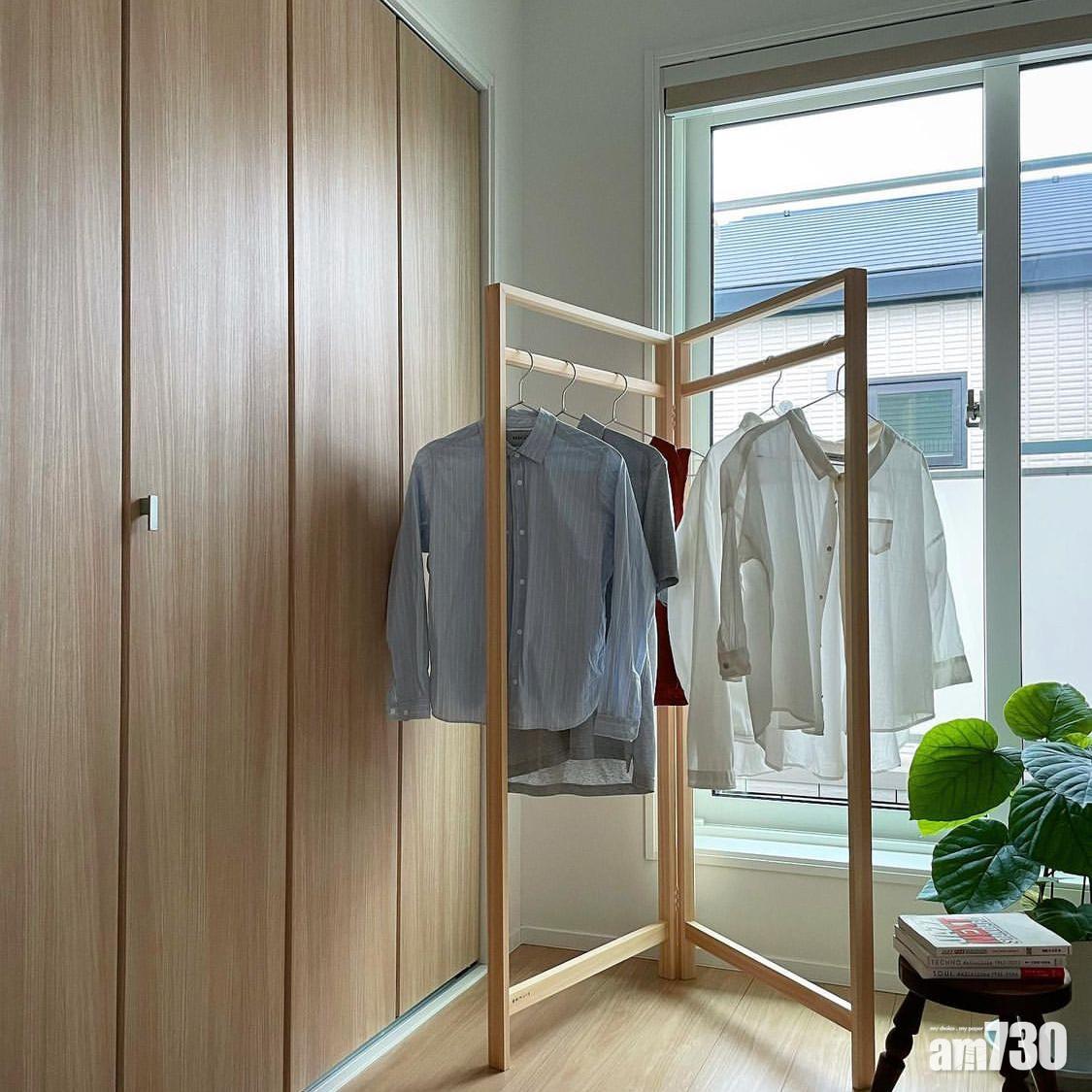 下雨天在窗邊晾衣服會令衣物變得更加潮濕。