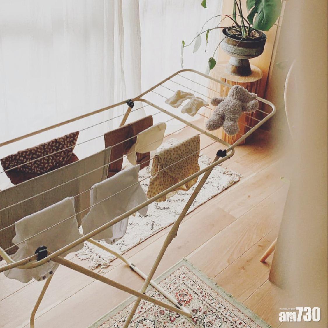 下雨天在冷氣房裡晾衣服也可以幫忙吸走衣服上的濕氣。