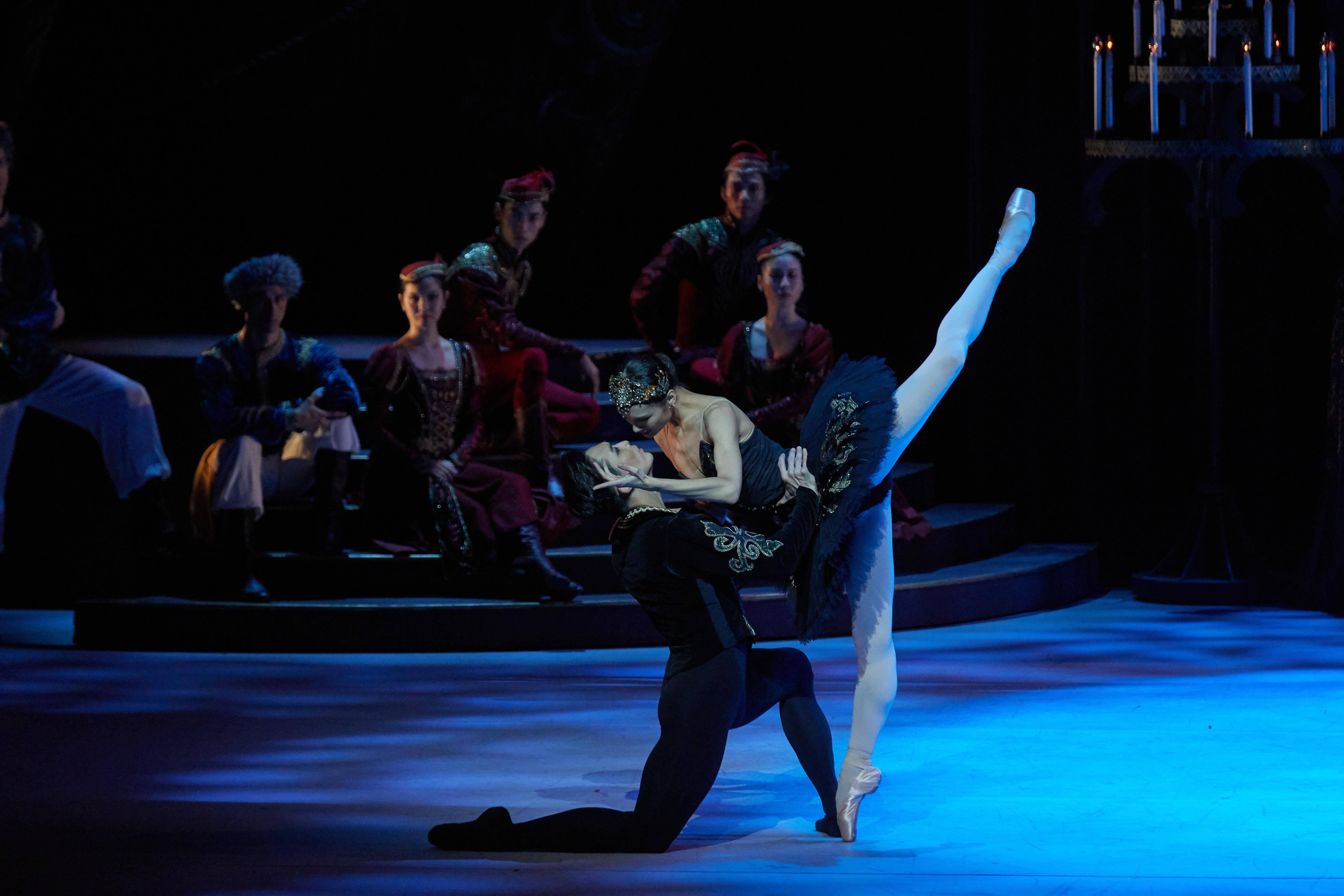 香港芭蕾舞團 - 《天鵝湖》黑天鵝雙人舞選段劇照