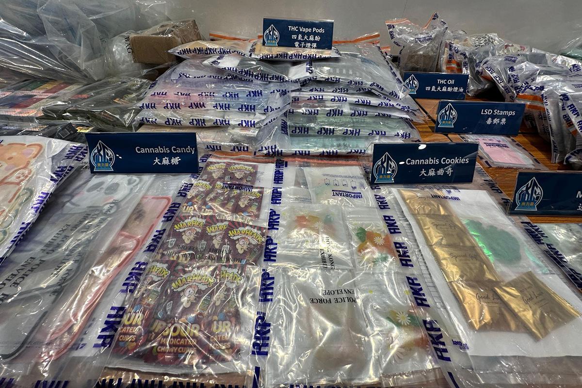 警方展示行動中檢獲的證物。