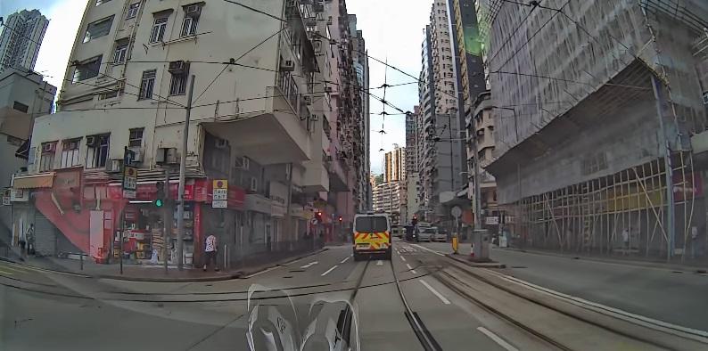 車Cam直擊|警車疑衝燈遭七人車撞 男警女乘客俱傷送院