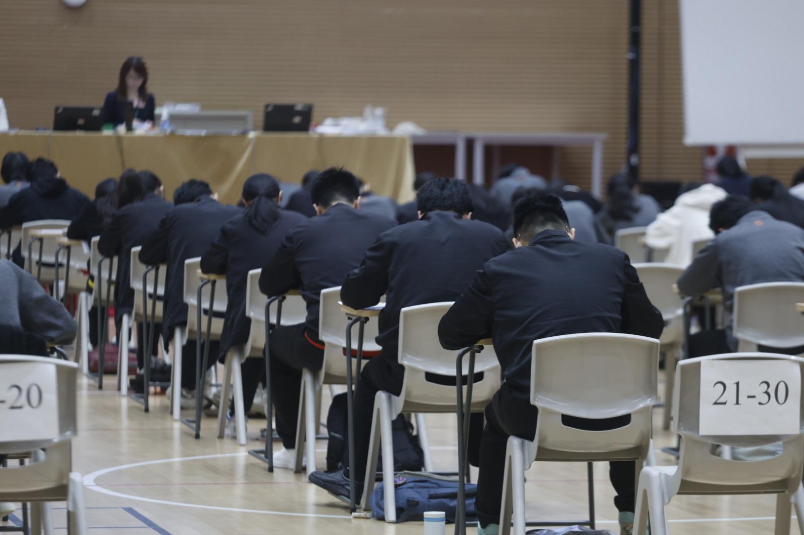 文憑試首個核心科中文科今日開考,今年首次在內地設立兩個試場,分別在深圳及廣州,共有約110名考生在原校應考。(考評局圖片)