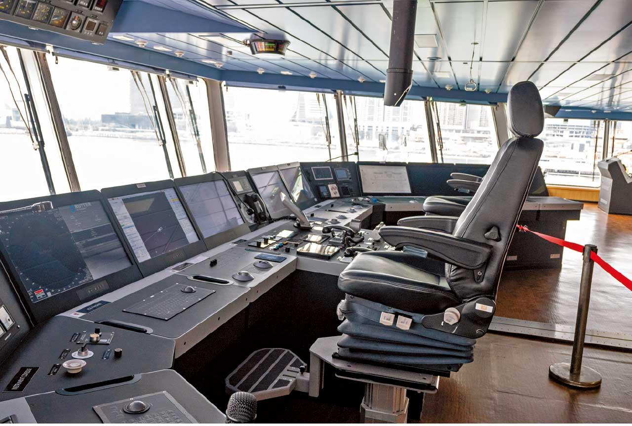 雪龍2號 駕駛艙主控台