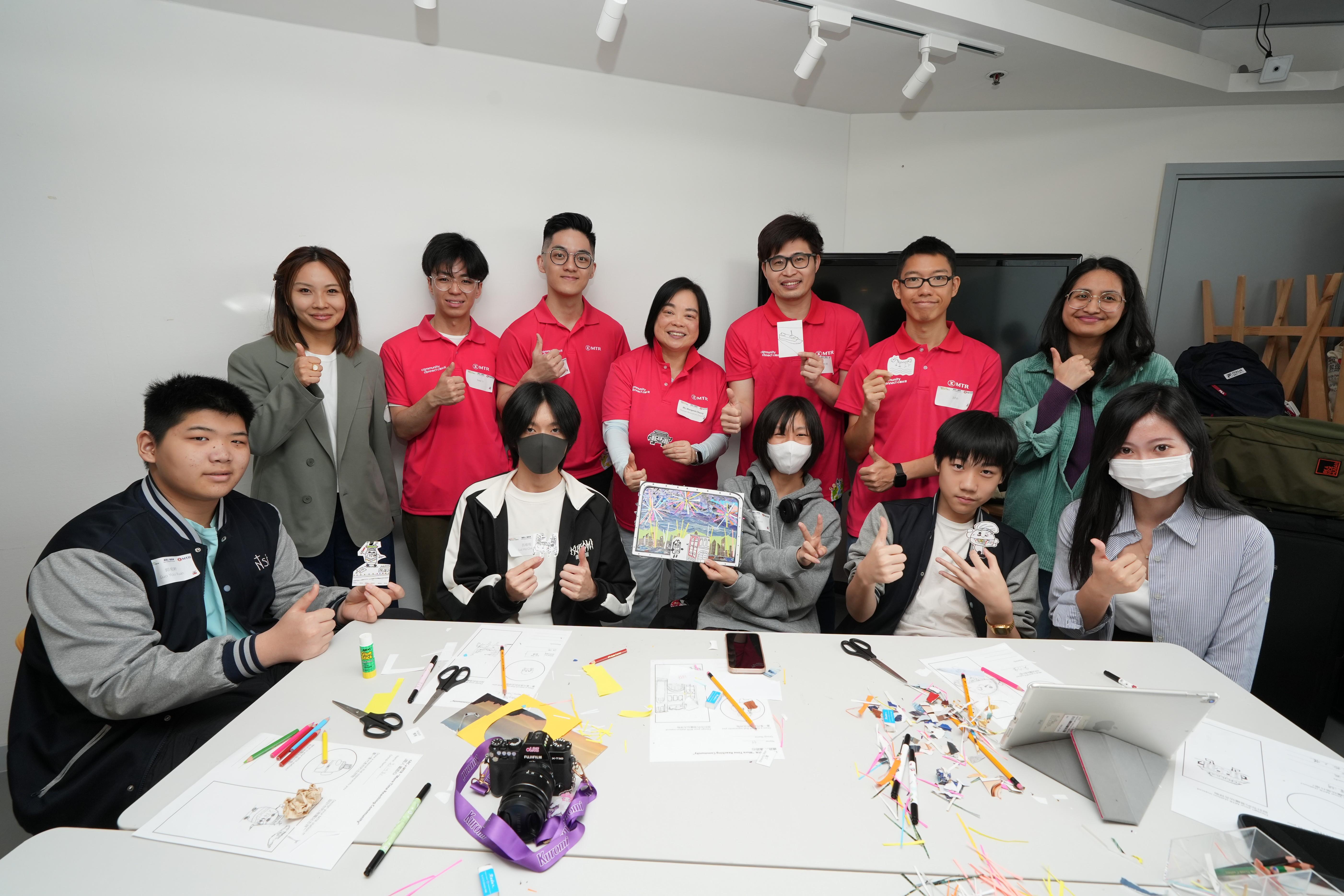 港鐵人力資源總監鄭惠貞(後排中)