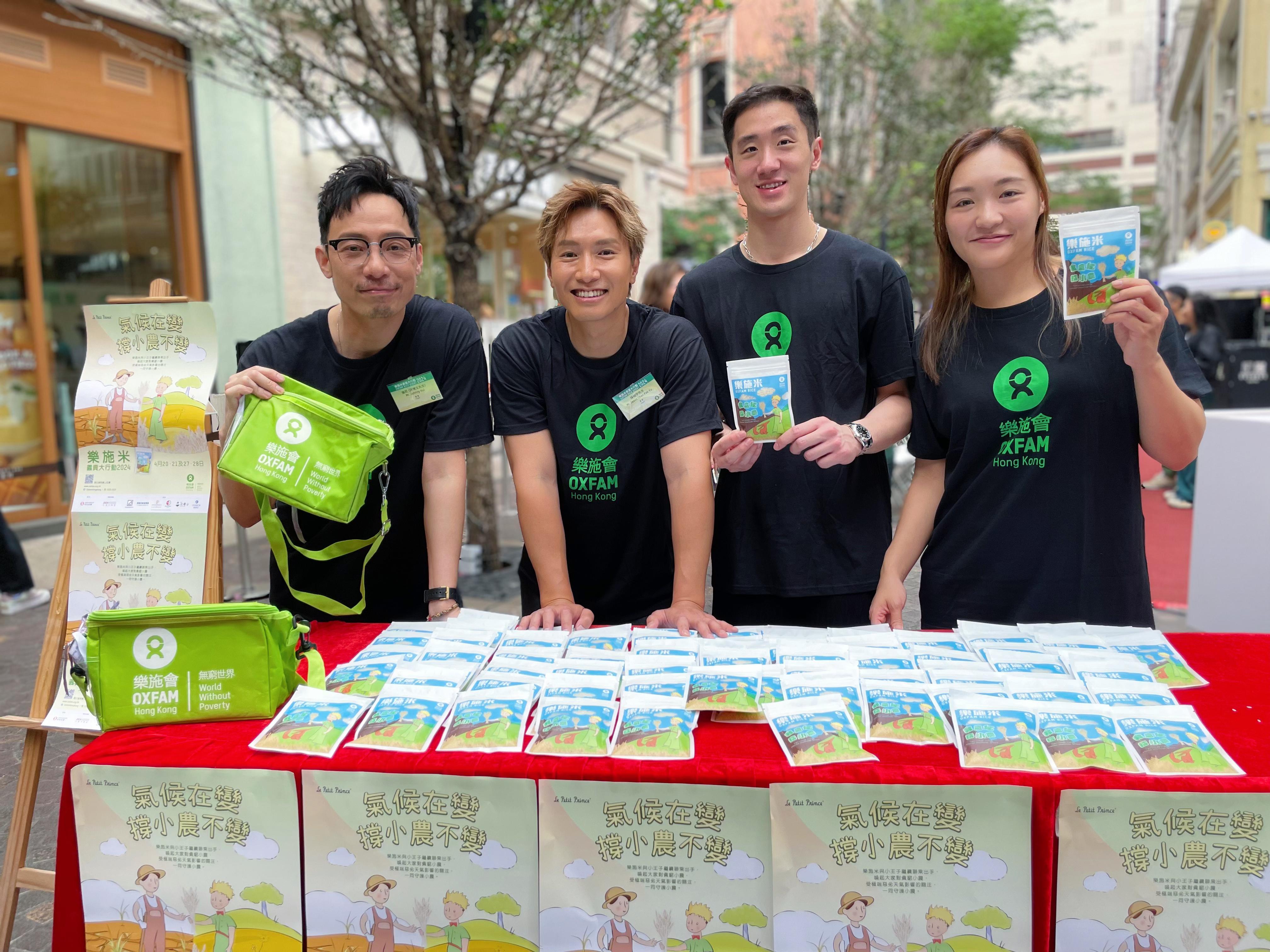 強尼與陳柏宇跟即將出戰奧運的羽毛球鄧謝配一同出席樂施米義賣活動。