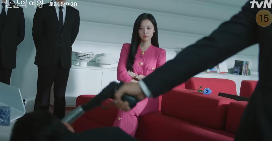 金智媛睇住老公被自己律師用槍威脅,一臉「食花生」之態。