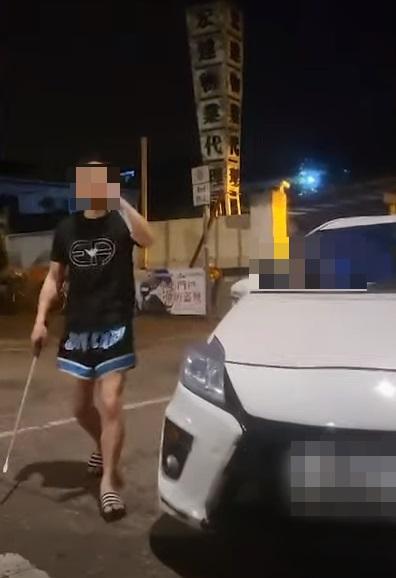 片段中黑衣男子持長螺絲批指嚇私家車司機,期間自稱三合會成員。(網片截圖)