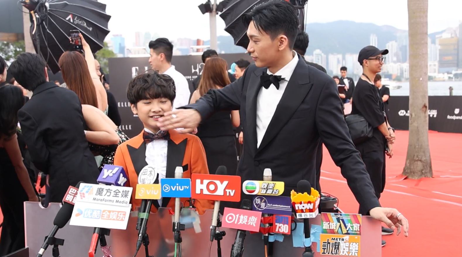 黃梓樂連環亂噏,旁邊的盧鎮業立即作狀掌嘴。