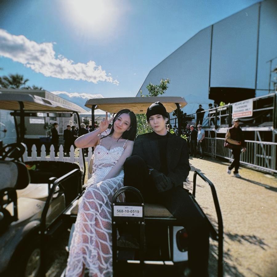 王嘉爾與BIBI合照。