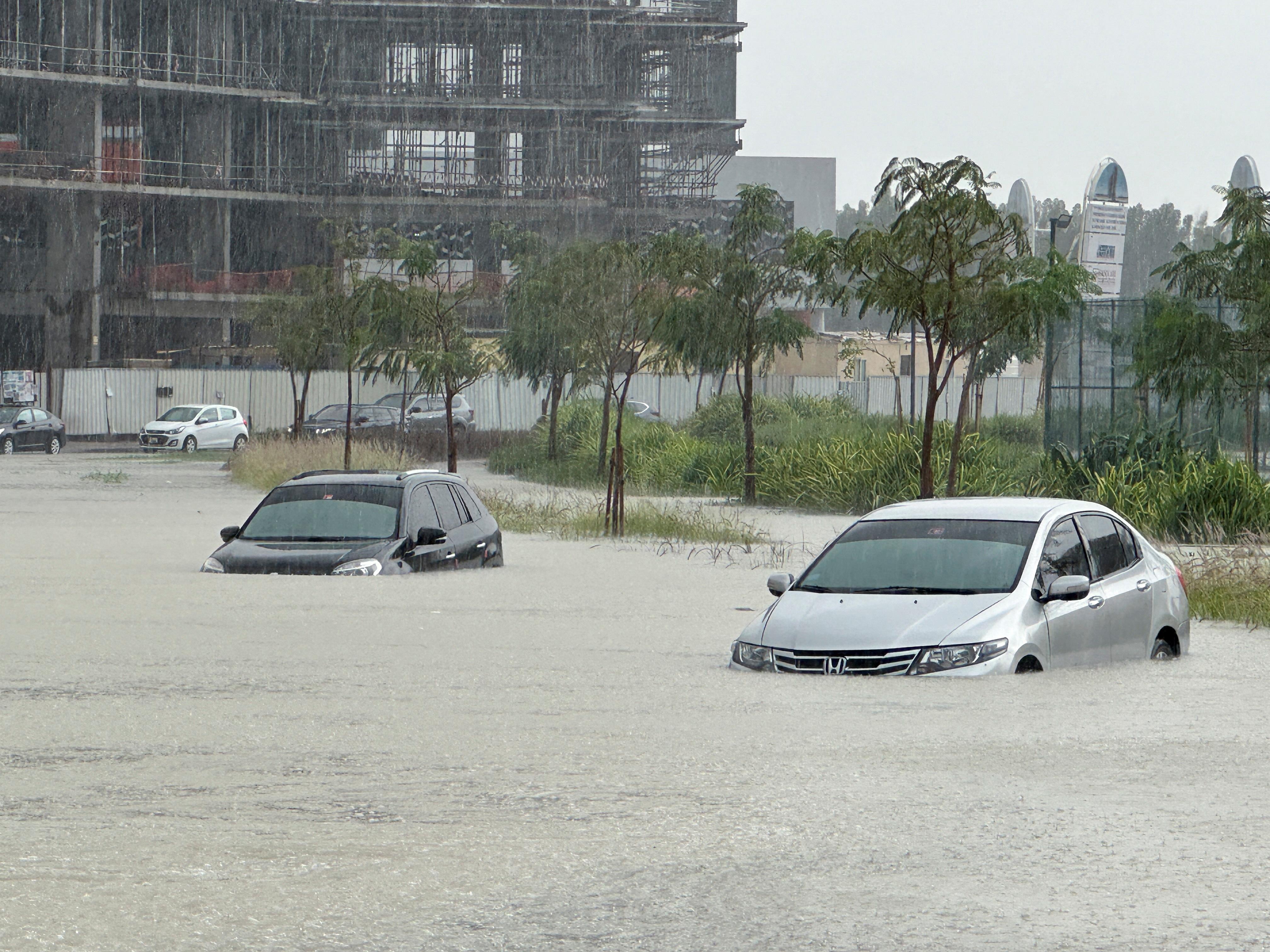 中東阿聯酋與周邊國家周二(16日)遭受75年來最大暴雨侵襲，多處水浸令交通受影響。（路透社）