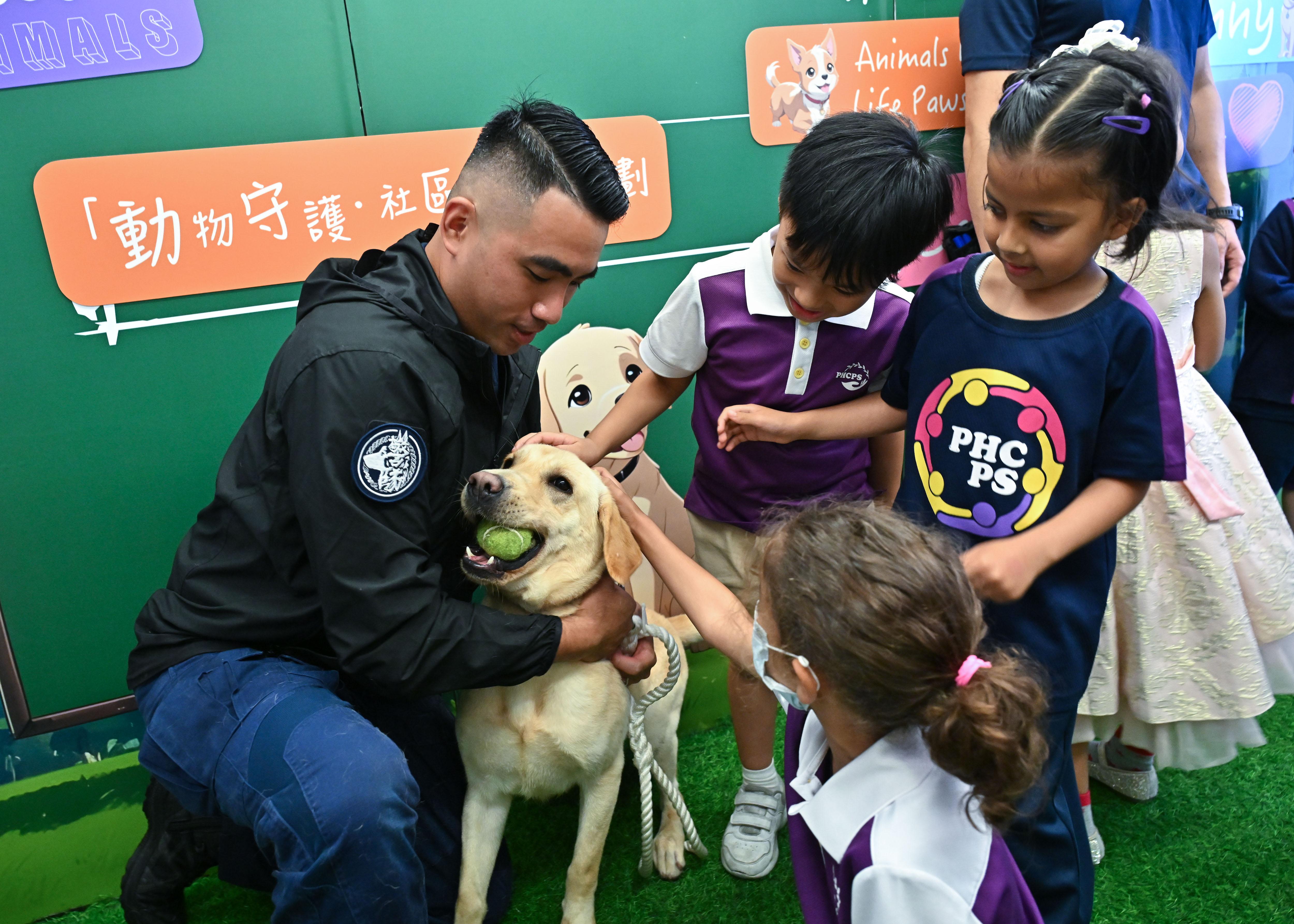警方社區流動教室連續15天走訪各區和學校 傳遞愛護動物知識