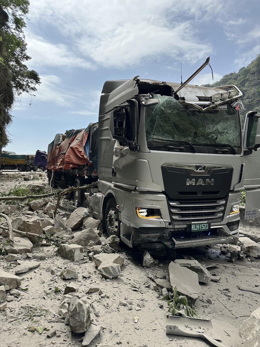 蘇花公路巨型落石砸下,多輛砂石車受損,其中一輛車司機慘死(中通社)