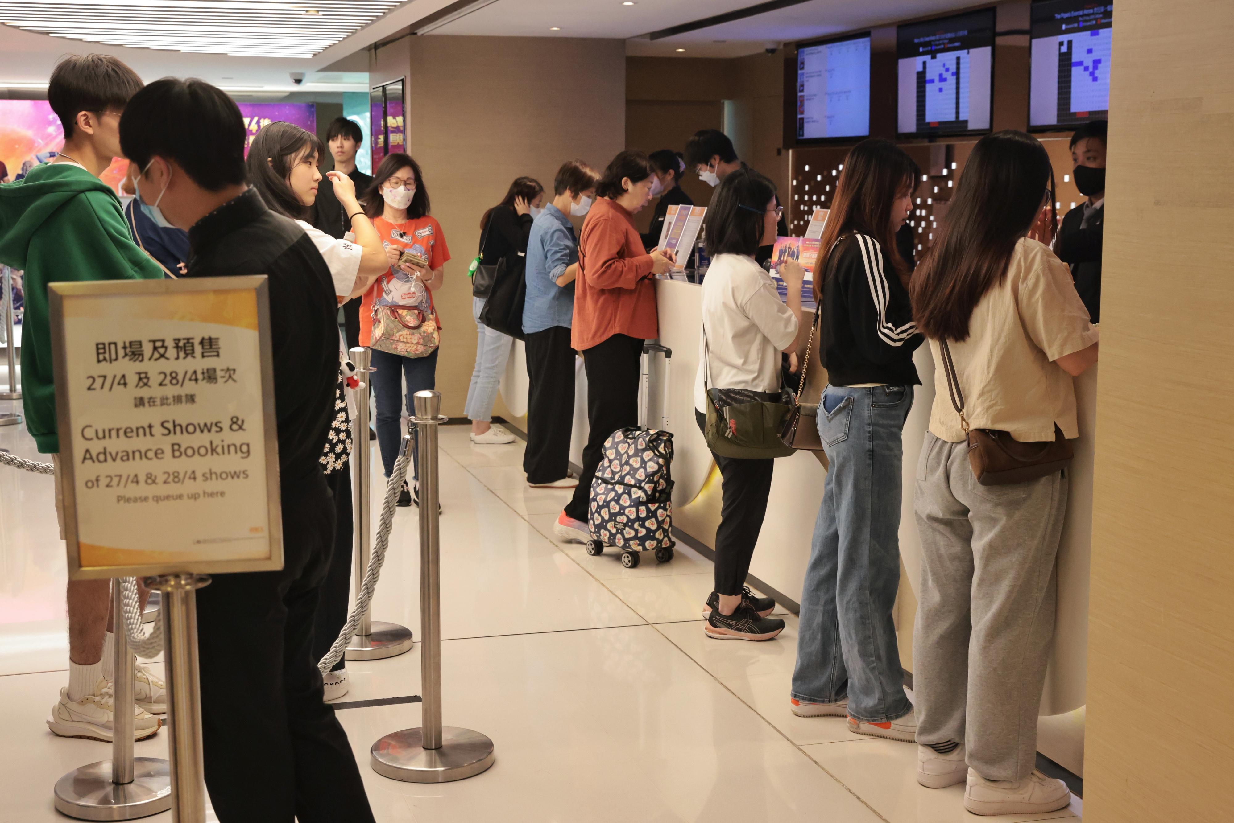 戲票中午12時起開售,市民大排長龍(中通社)