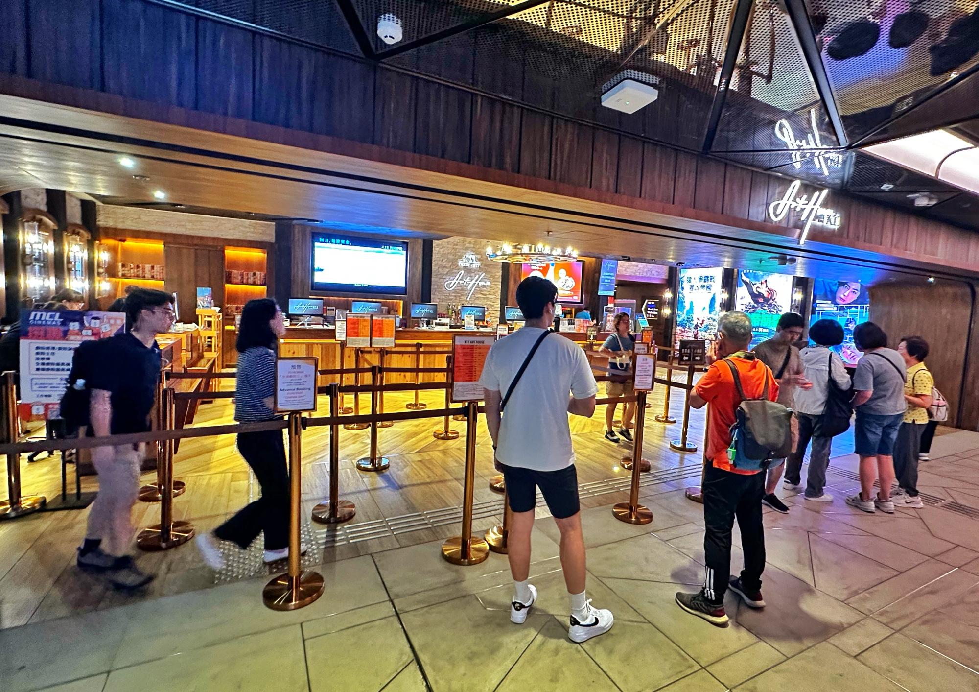 市民在尖沙咀一間戲院購買戲票(中通社)