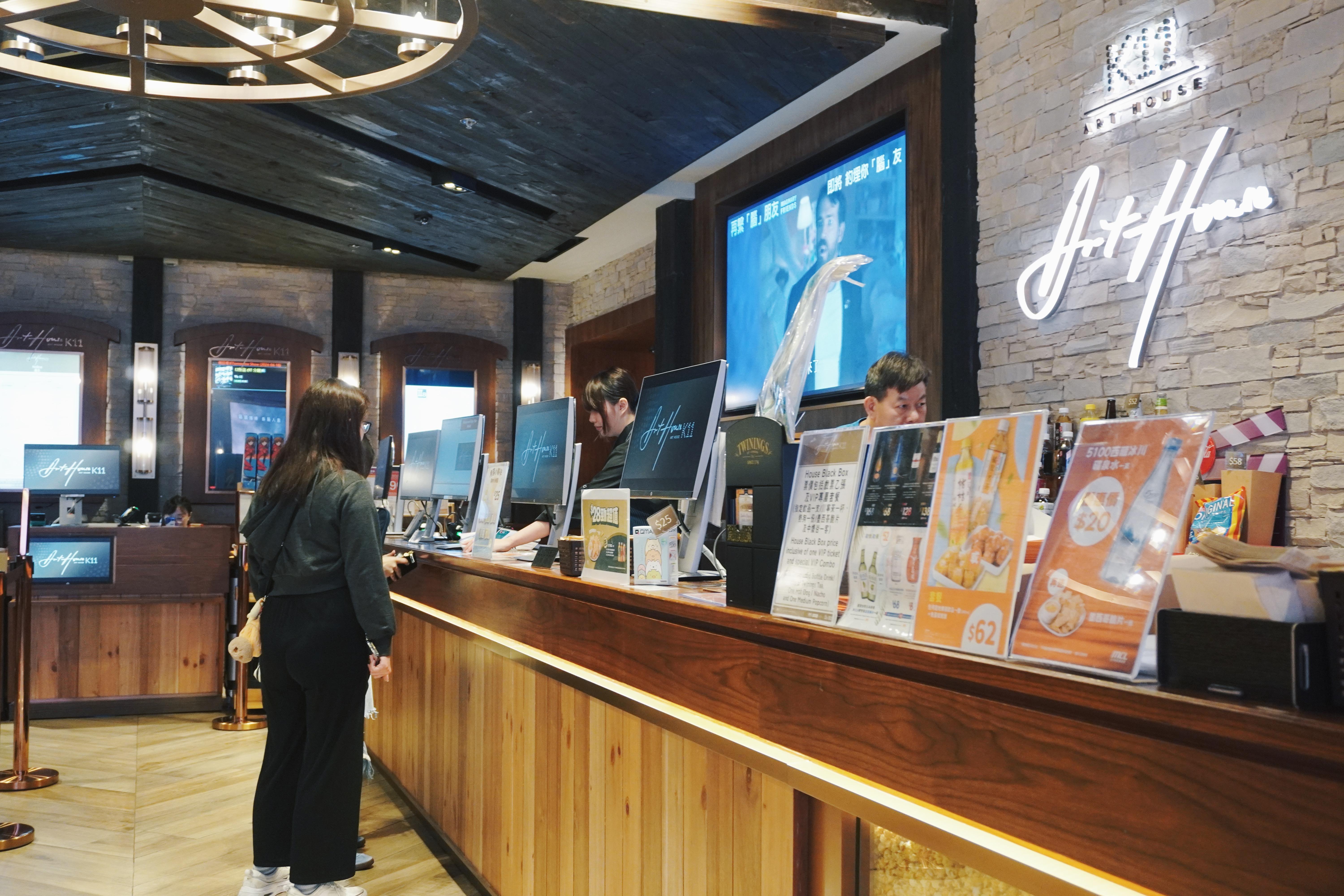 市民在尖沙咀一間戲院購買戲票(中通社)