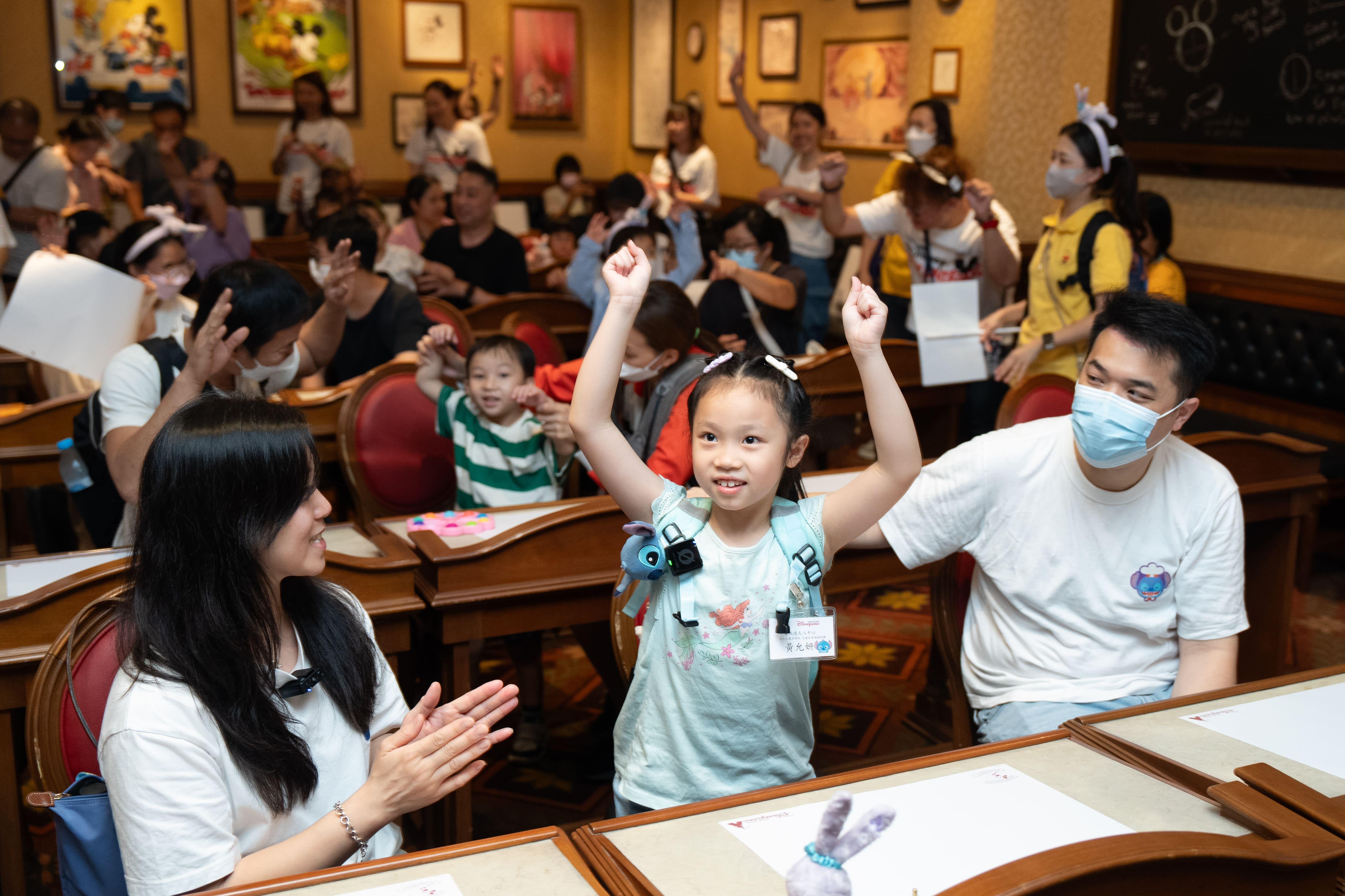 7歲允妍的患有自閉症,在包容的環境和迪士尼義 工的陪伴下,允妍可以嘗試自行購物、付款,情況大大改善。(林靄怡攝)